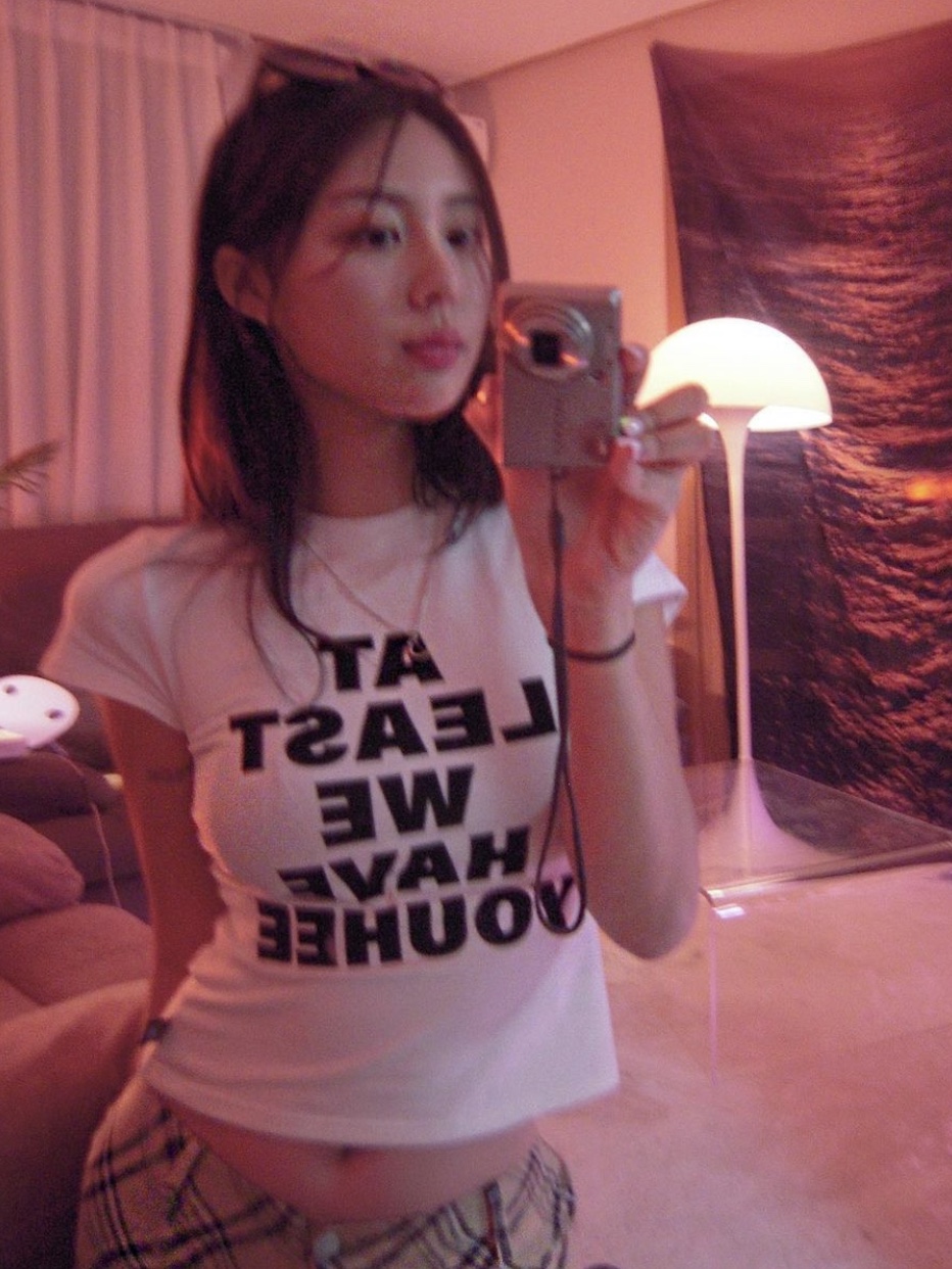 (W) Youhee Lettering T-Shirt White 착용 스타일
