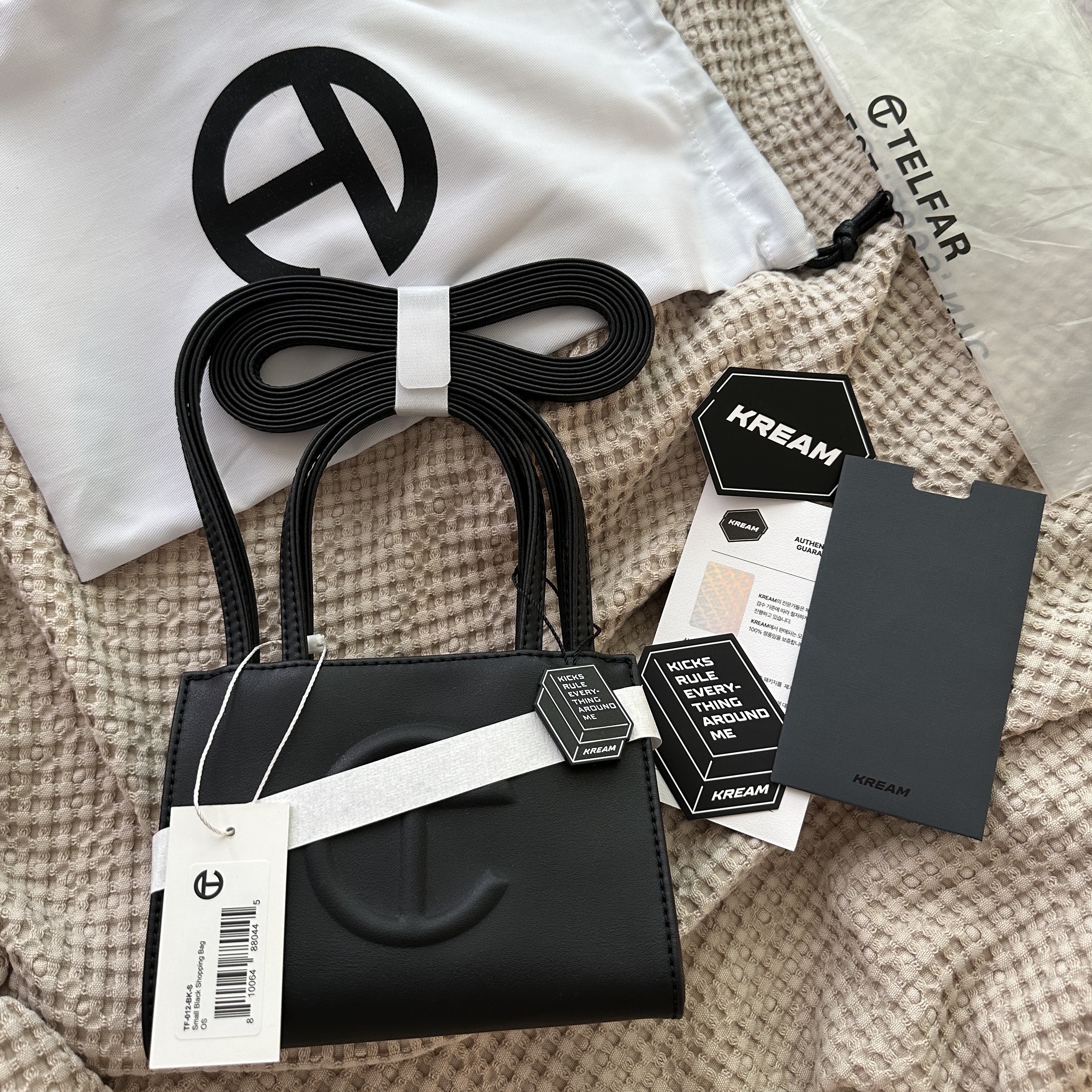 Telfar Small Shopping Bag Black 착용 스타일 - 1