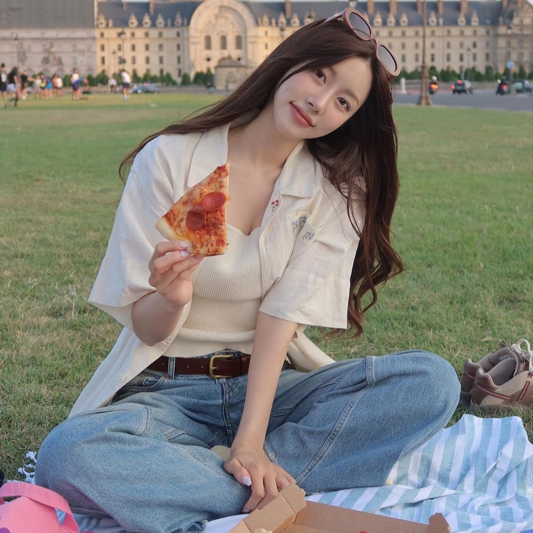 (W) Celine Triomphe 01 Sunglasses in Acetate Milky Hazelnut 착용 스타일 - 2