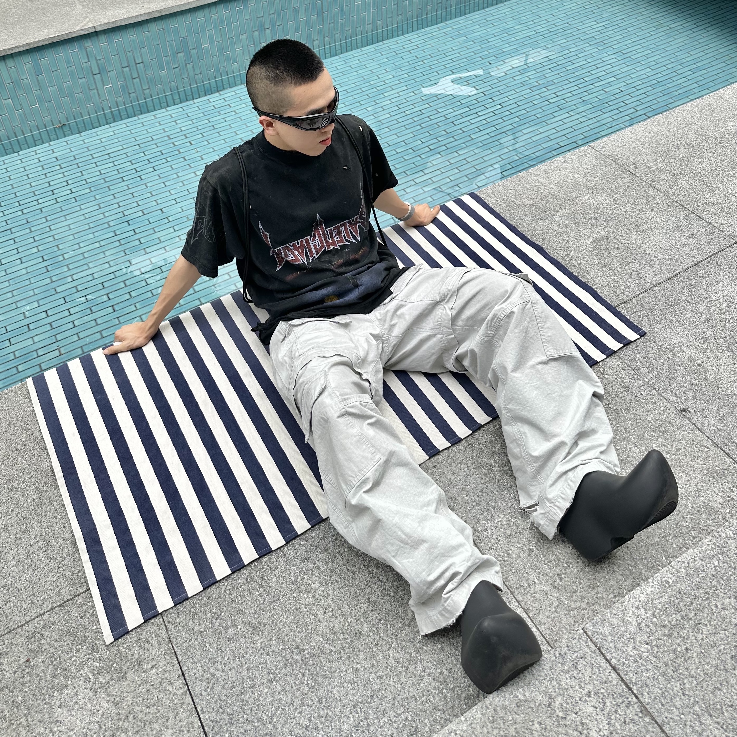 Balenciaga Skin Cat Sunglasses Black, Balenciaga Offshore Oversized T-Shirt Black Faded 착용 스타일