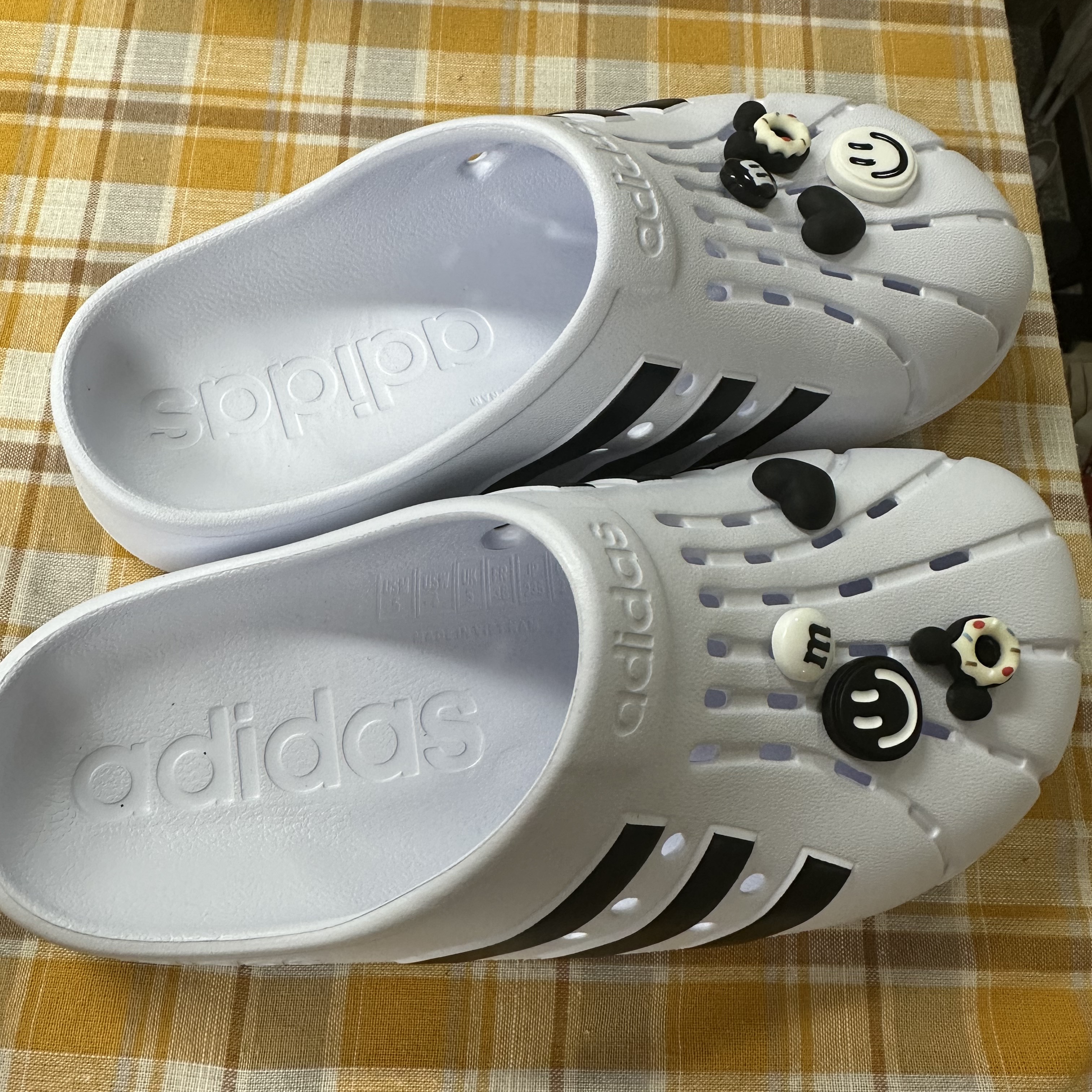 Adidas Adilette Clog White Black 착용 스타일 - 2
