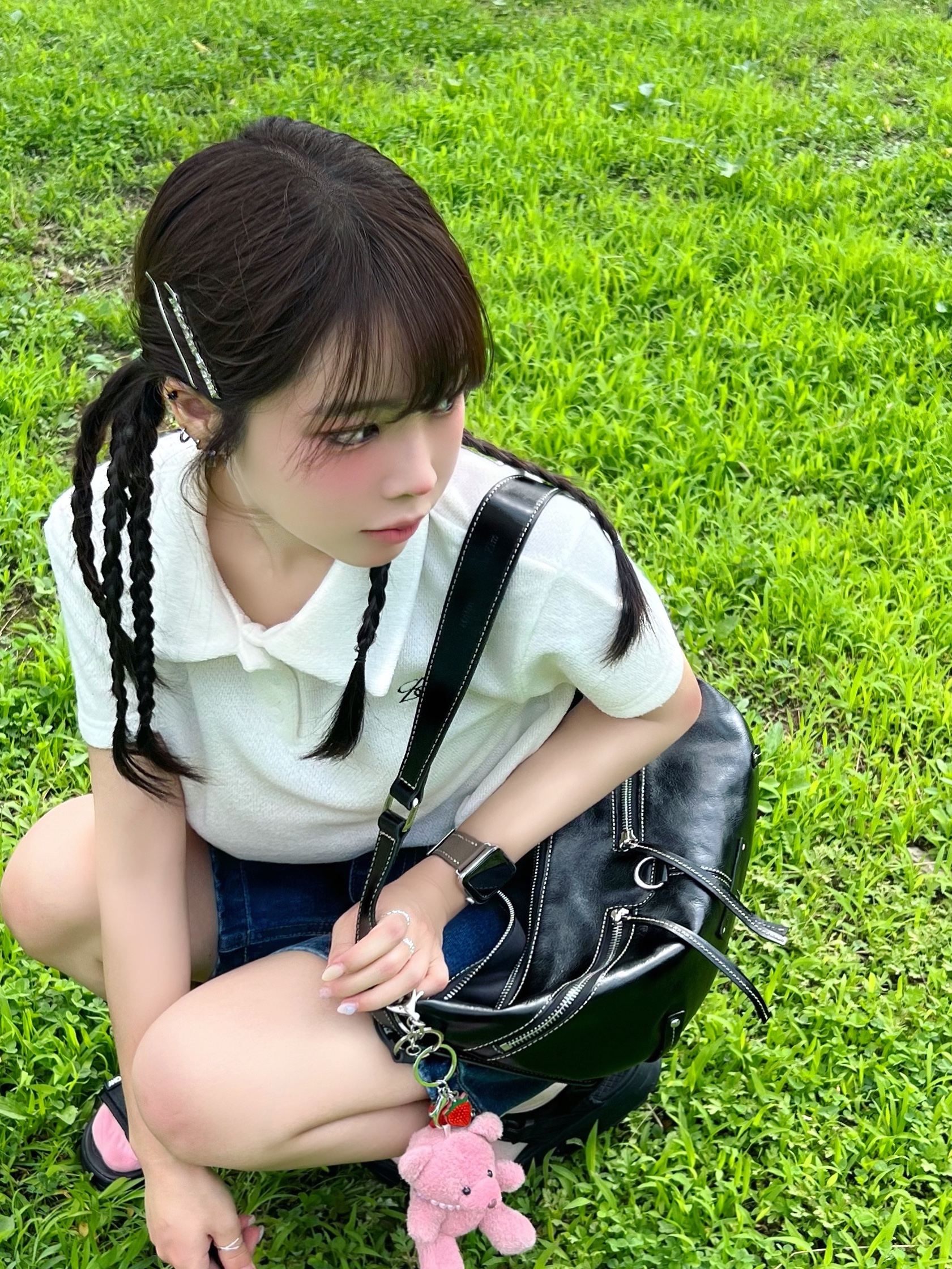 Matin Kim Zipper Leather Round Bag Black 착용 스타일