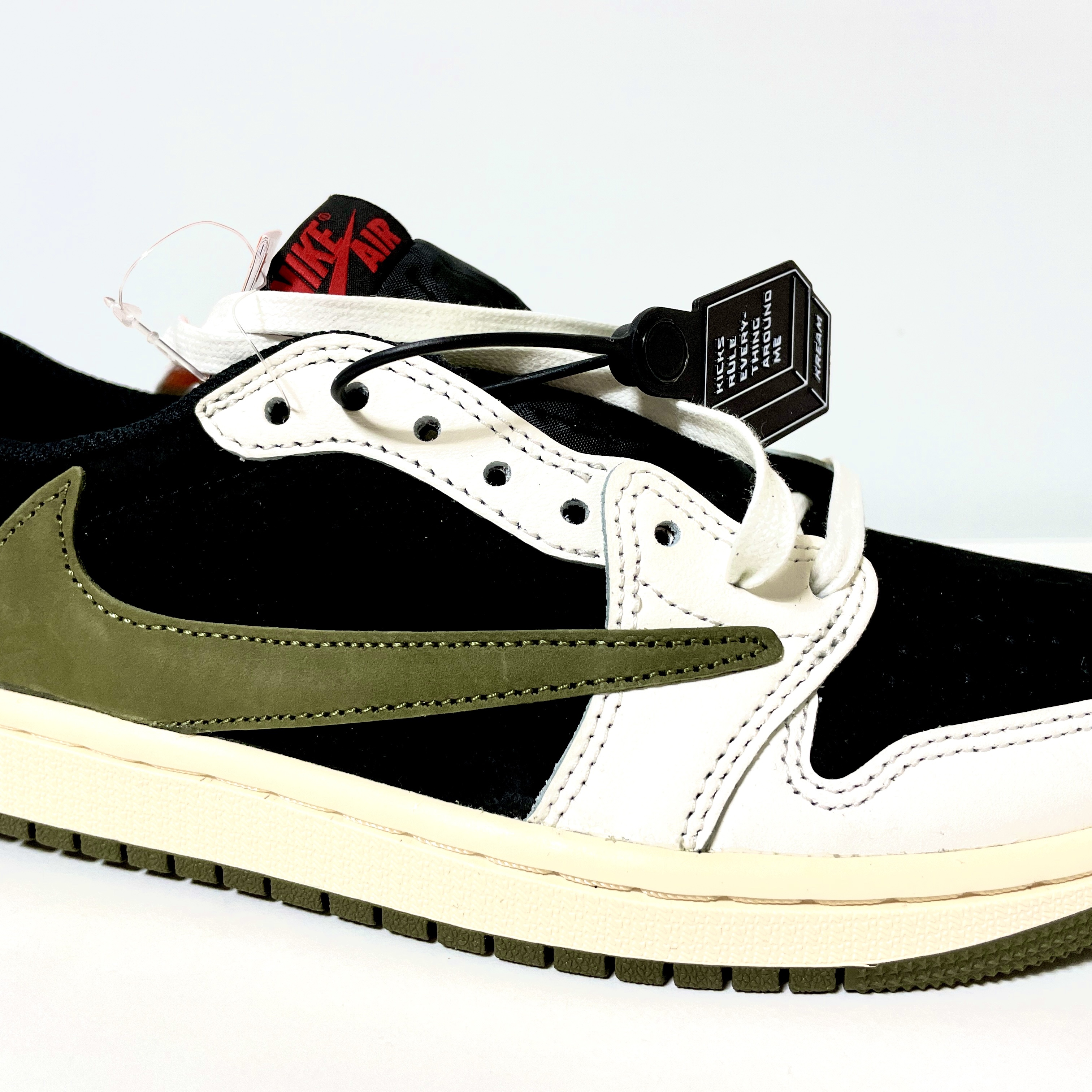 (W) Jordan 1 x Travis Scott Retro Low OG SP Medium Olive 착용 스타일 - 2