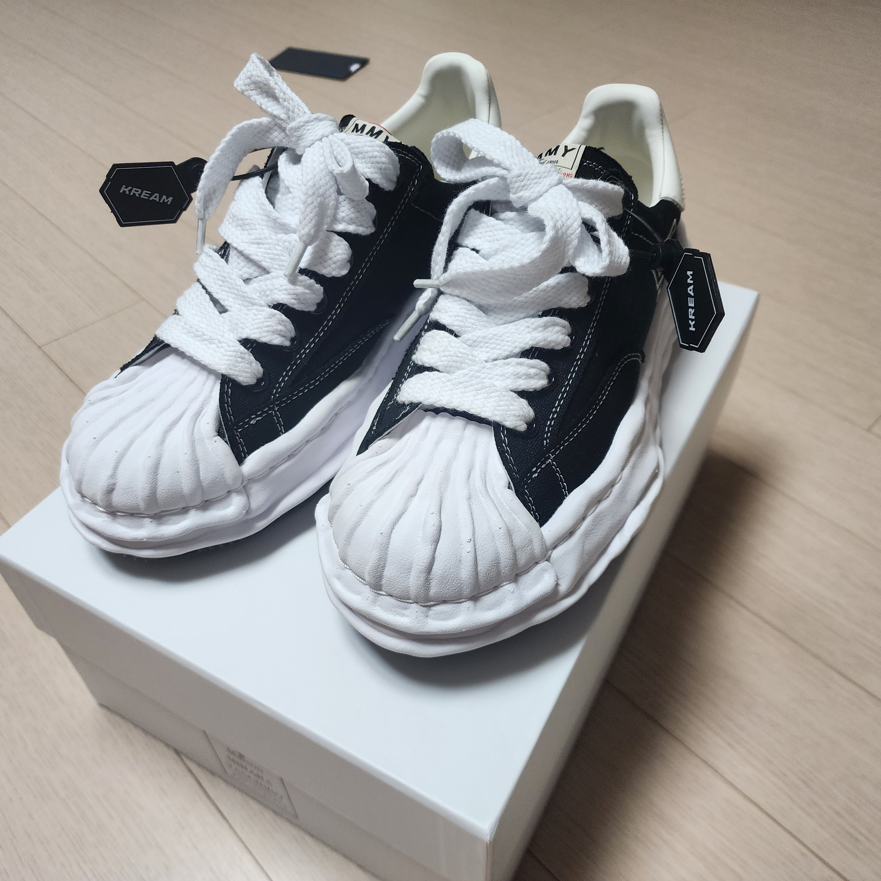 Maison Mihara Yasuhiro Blakey OG Sole Canvas Low-top Sneakers Black White 착용 스타일 - 2
