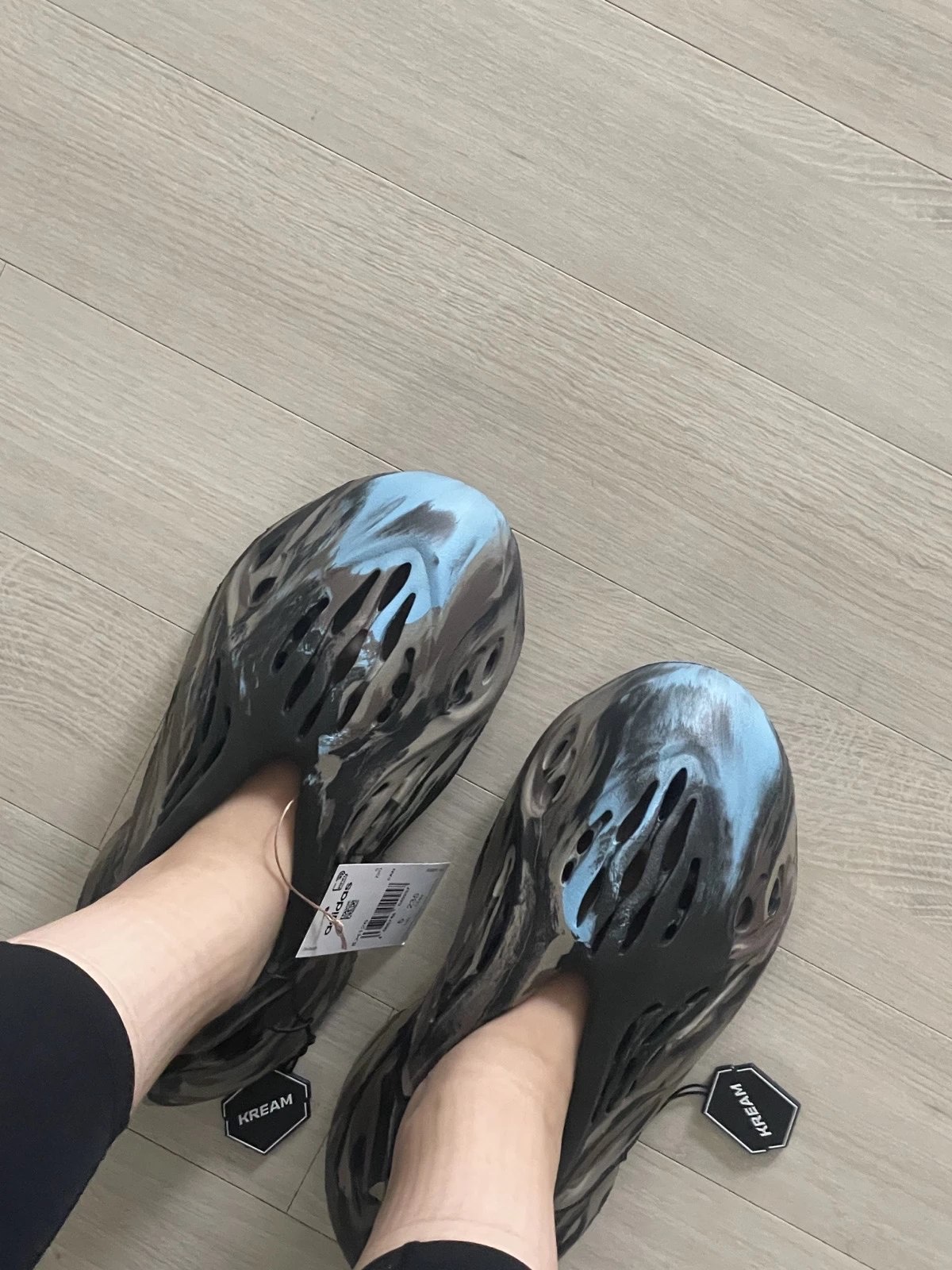 Adidas Yeezy Foam RNNR MX Cinder 착용 스타일