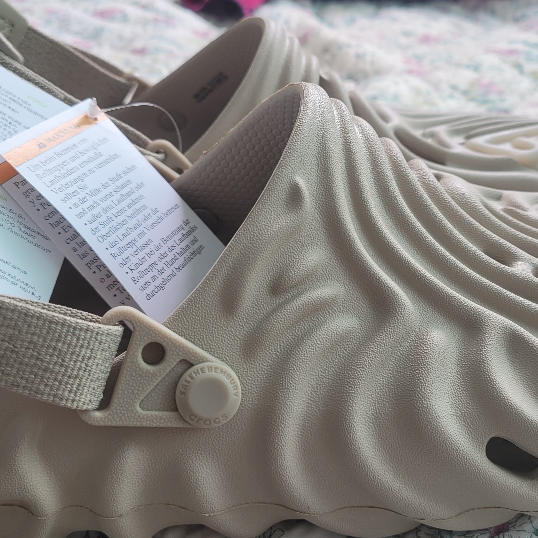 Crocs x Salehe Bembury Pollex Clog Horchata 착용 스타일