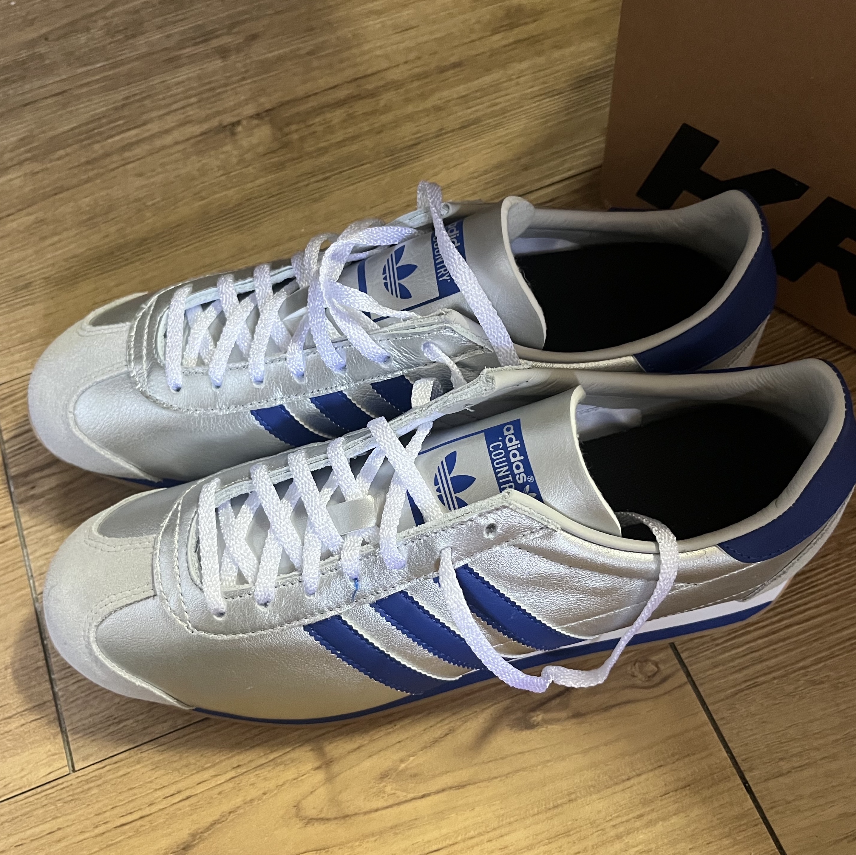 Adidas Country OG Matte Silver Bright Blue 착용 스타일