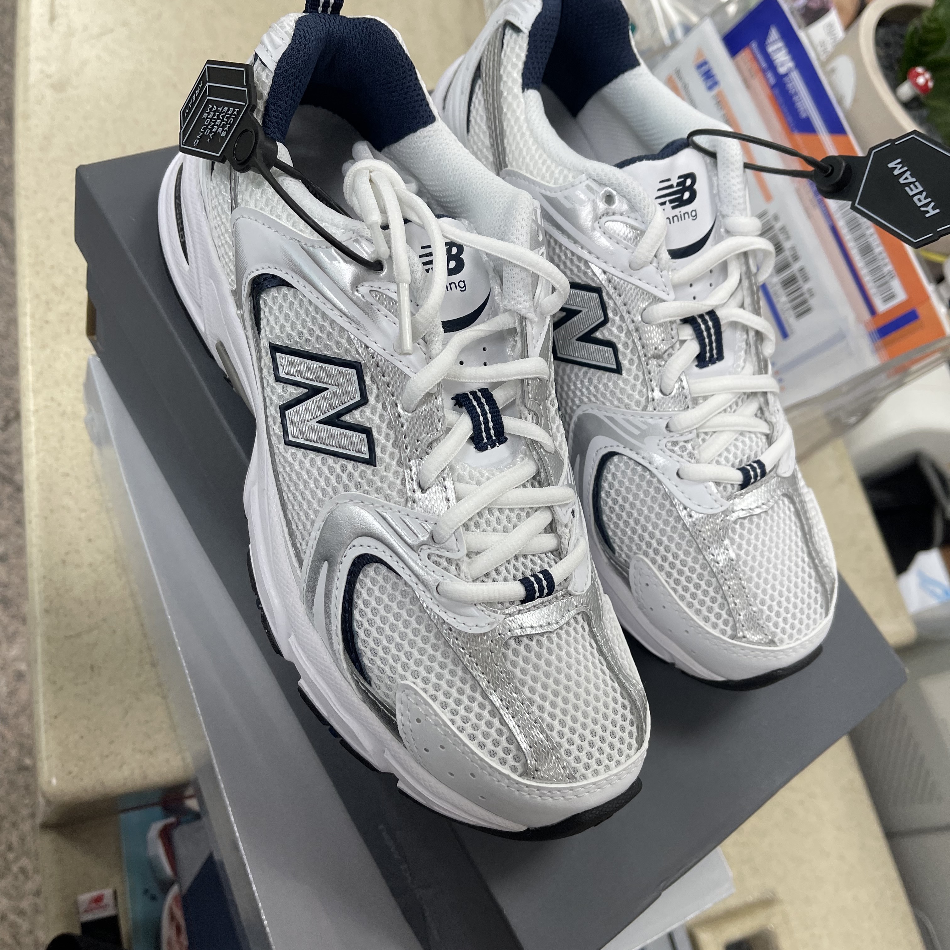 New Balance 530 White 착용 스타일 - 3