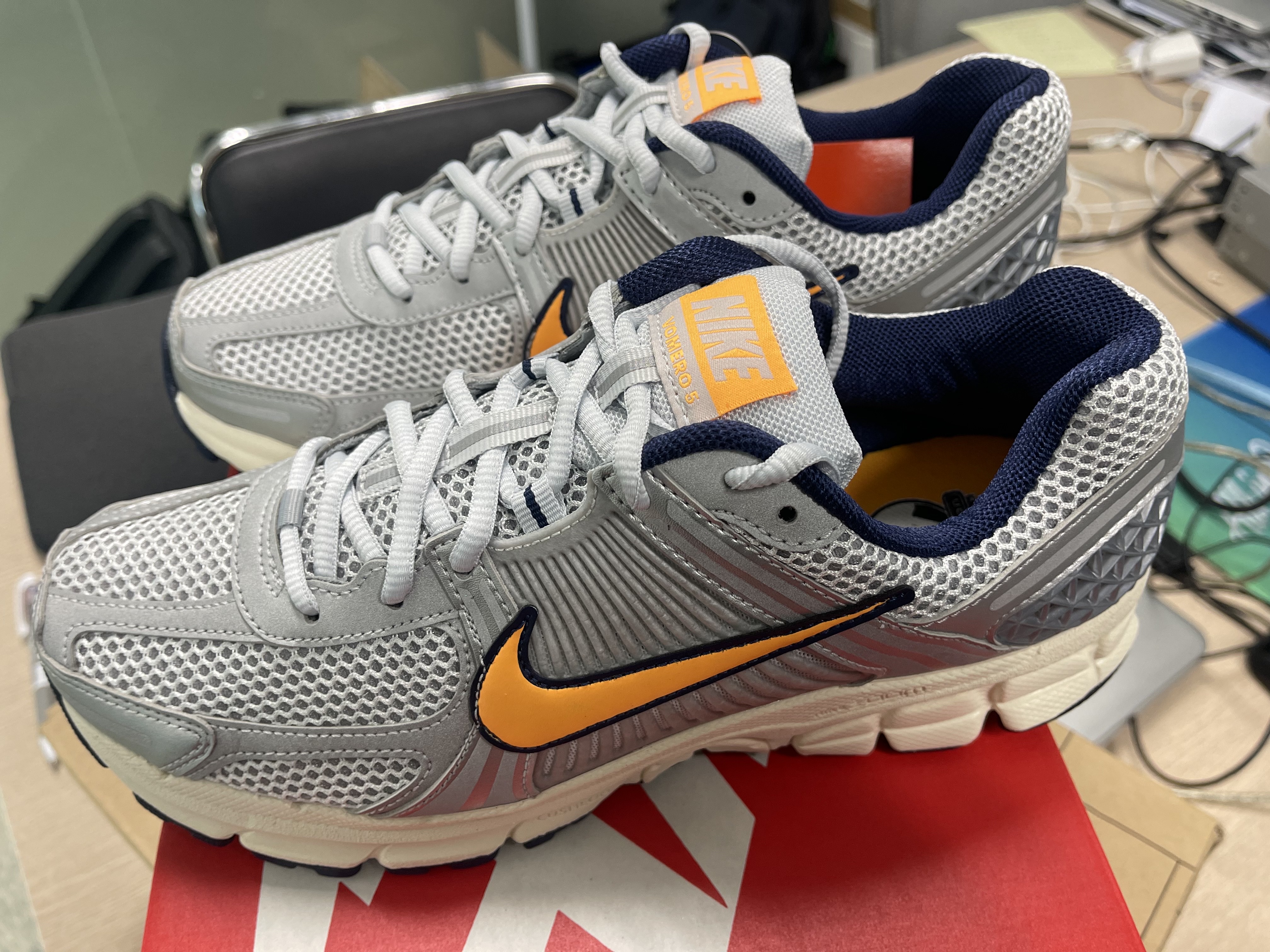 Nike Zoom Vomero 5 Pure Platinum and Laser Orange 착용 스타일 - 1