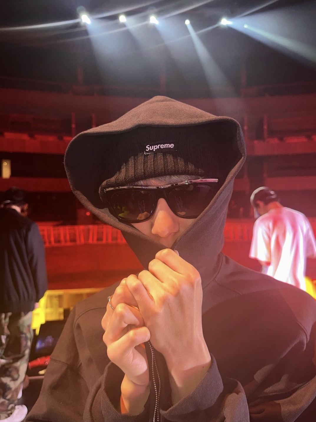 Supreme Overdyed Beanie Black 착용 스타일 - 5