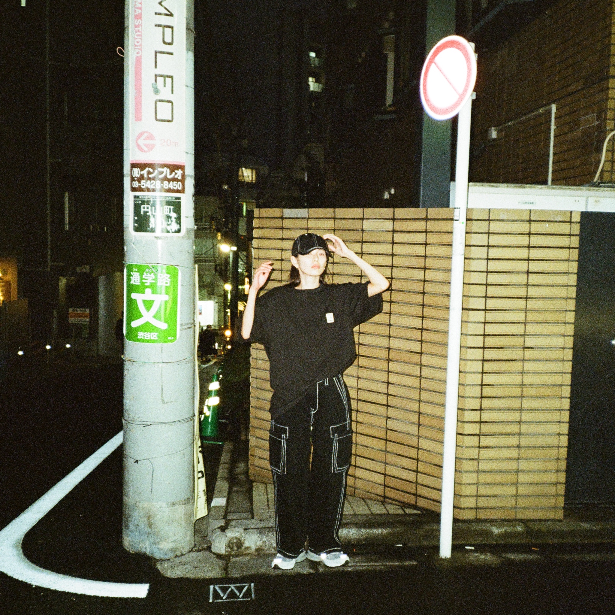 True Religion Classic Cargo Pants Mk-1 Black, True Religion Origin Logo T-Shirt Black 착용 스타일 - 1