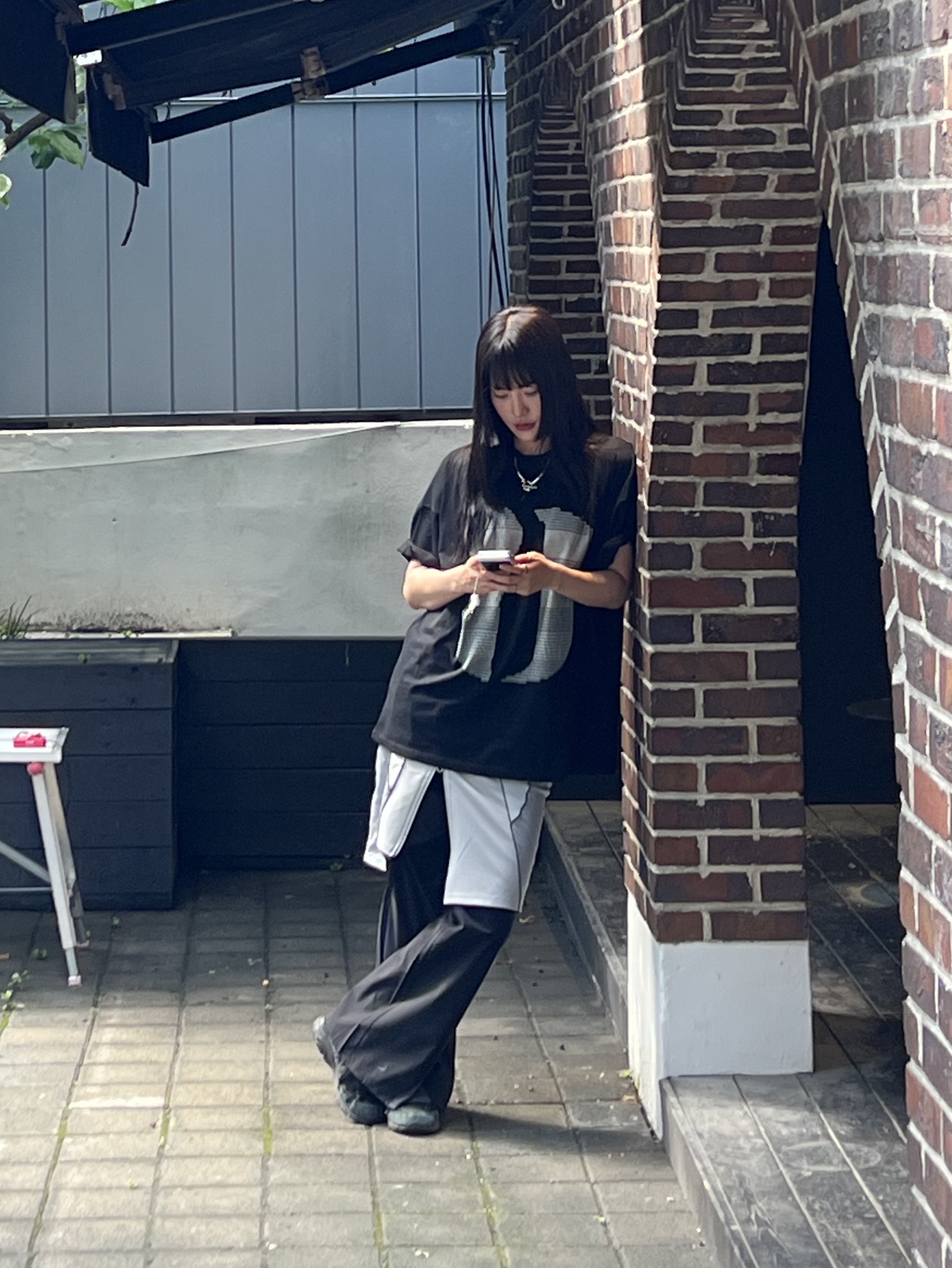 Art of Field Unbalanced Midi Skirt Light Gray, Art of Field Bootscut Long Pants Black 착용 스타일 - 4