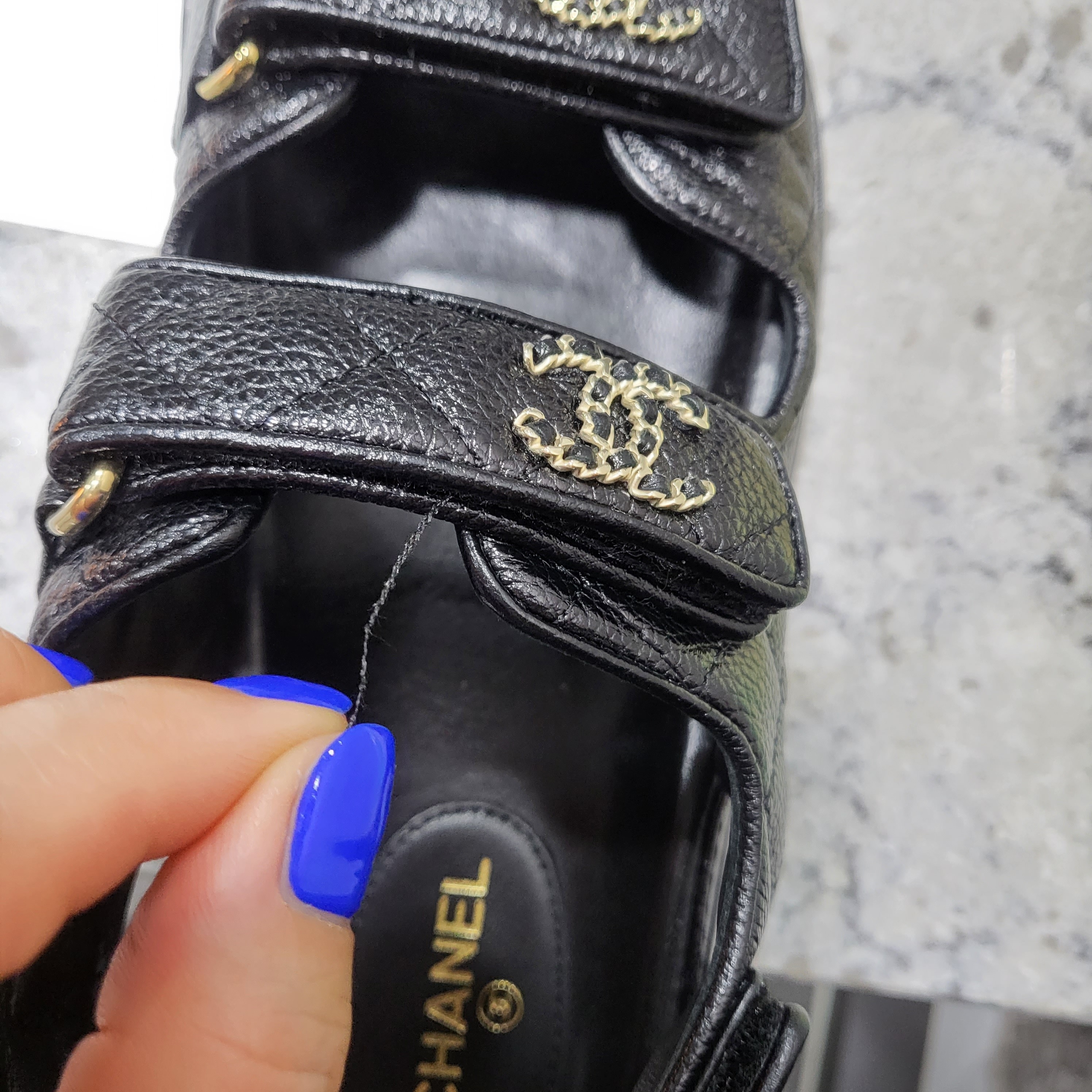 (W) Chanel Sandals Grained Calfskin & Black 착용 스타일 - 2
