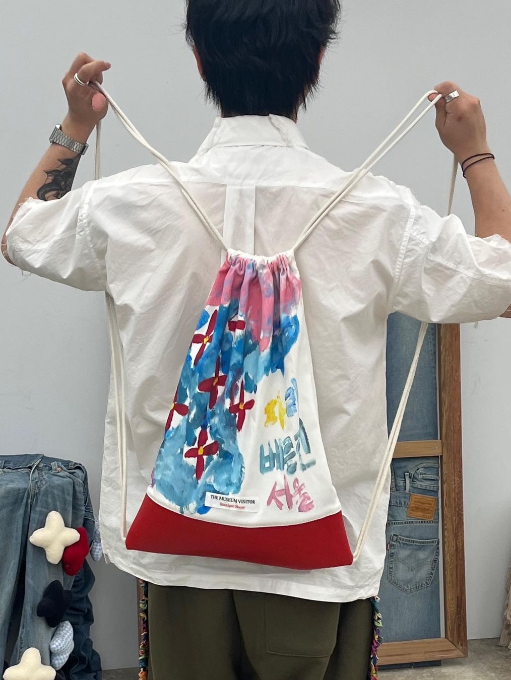 The Museum Visitor Painting Art Printed Dust Bag 01 Red, The Museum Visitor Painting Art Printed Dust Bag 03 Blue 착용 스타일 - 1