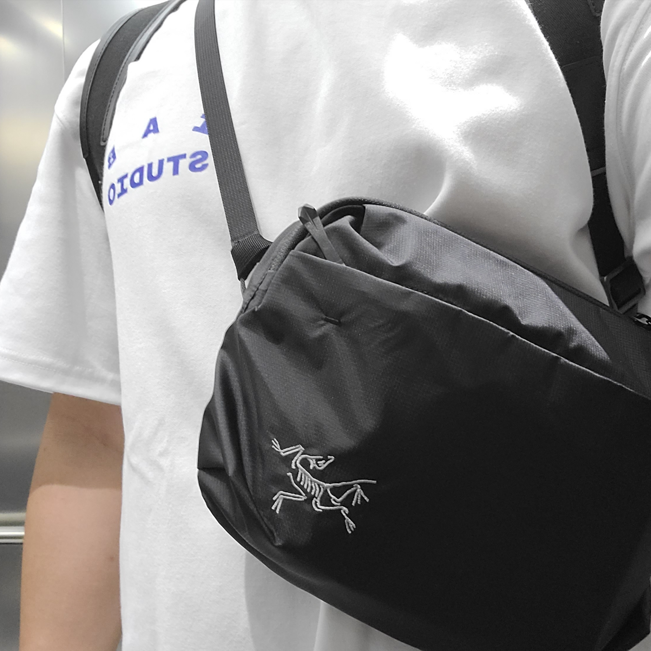 Arc'teryx Heliad 6 Crossbody Bag Black, IAB Studio 10th Anniversary T-Shirt White 착용 스타일