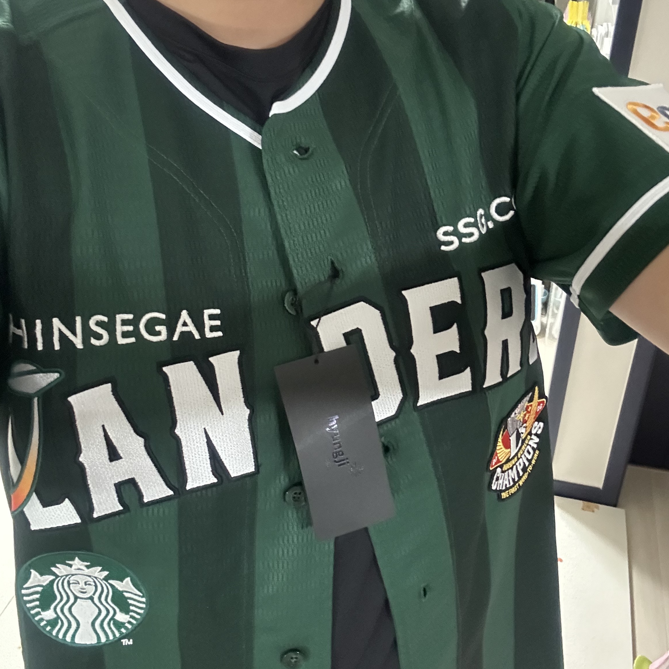 SSG Landers x Starbucks 23 Starbucks Day Uniform Green (Non Marking Ver.) 착용 스타일