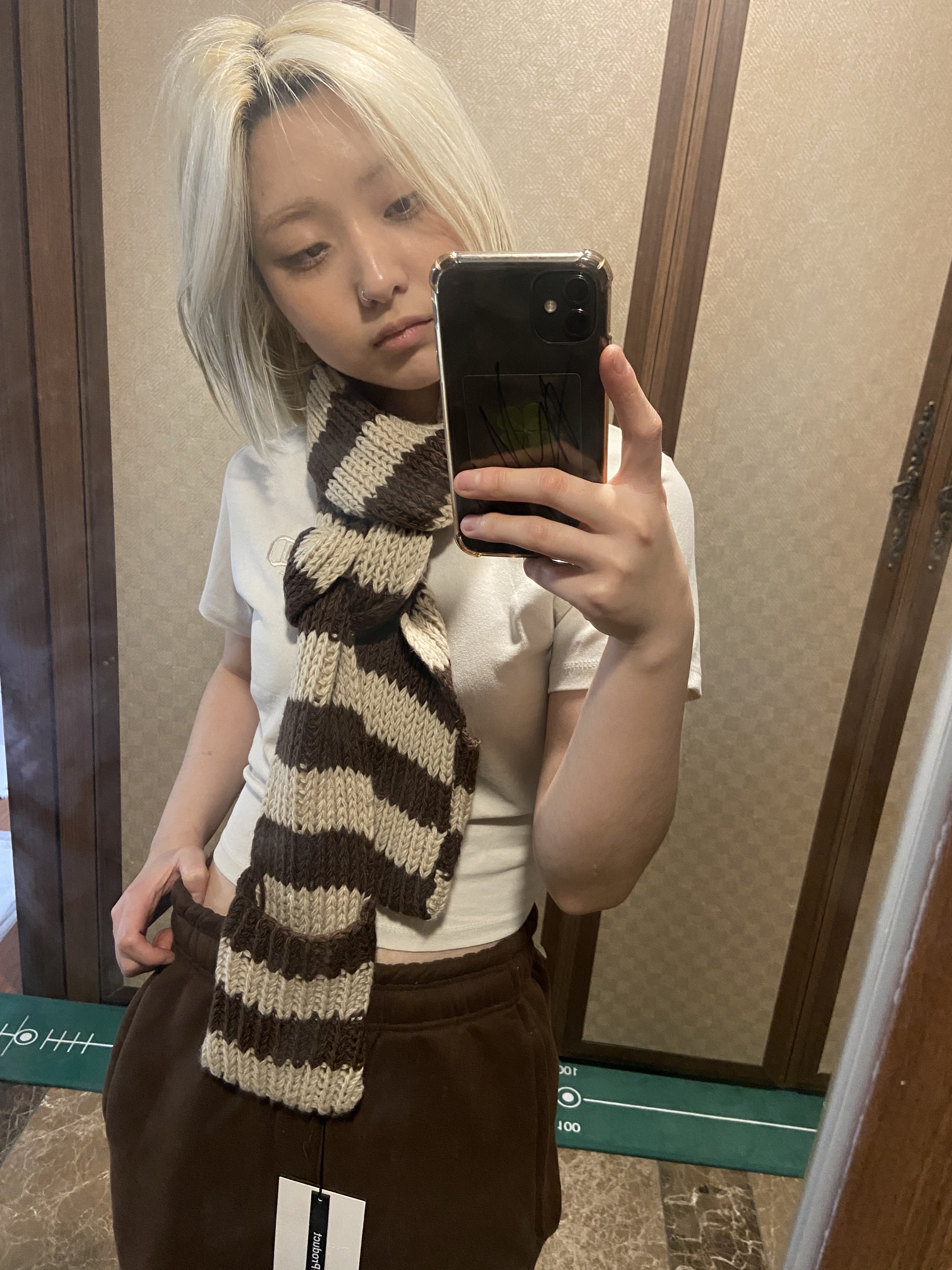 Open Yy Stripe Pocket Scarf Brown Beige 착용 스타일 - 1