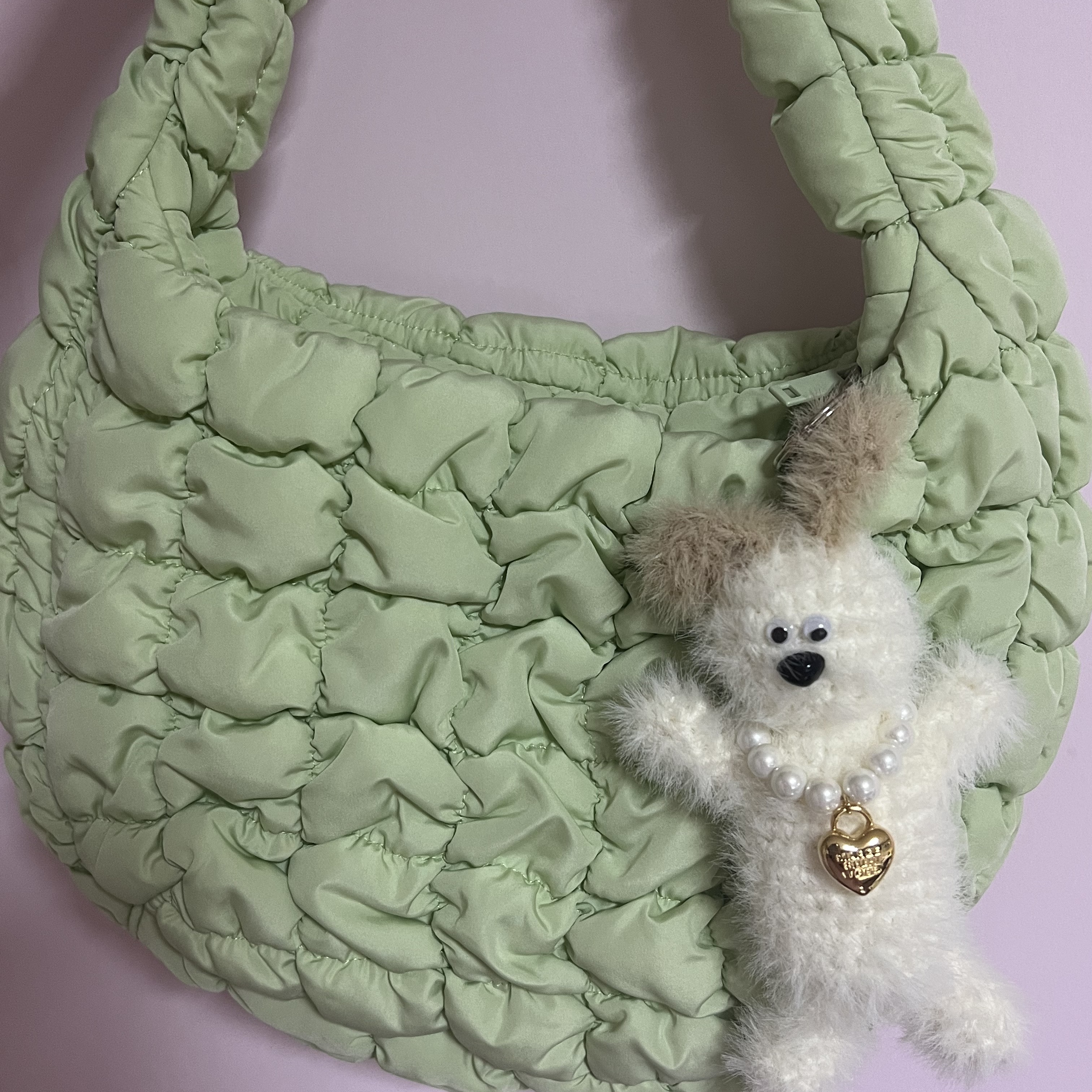 COS Quilted Mini Bag Green, Margesherwood Wood Keyring White 착용 스타일