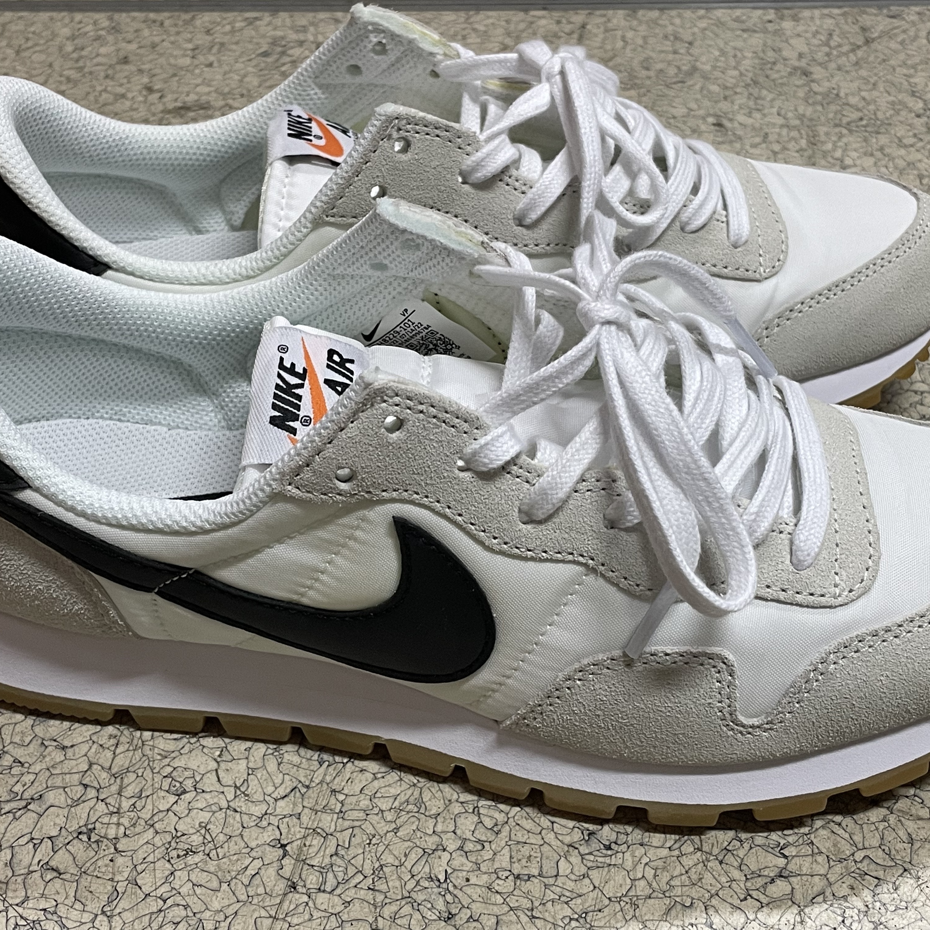 Nike Air Pegasus 83 White Black 착용 스타일 - 3