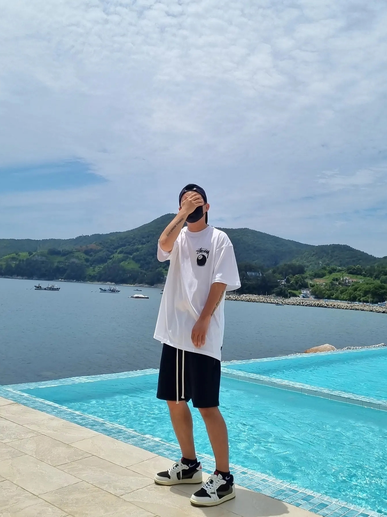 Nike x Stussy NRG FL SS 8 Ball T-Shirt White (DO9323-100), (W) Jordan 1 x Travis Scott Retro Low OG SP Medium Olive 착용 스타일