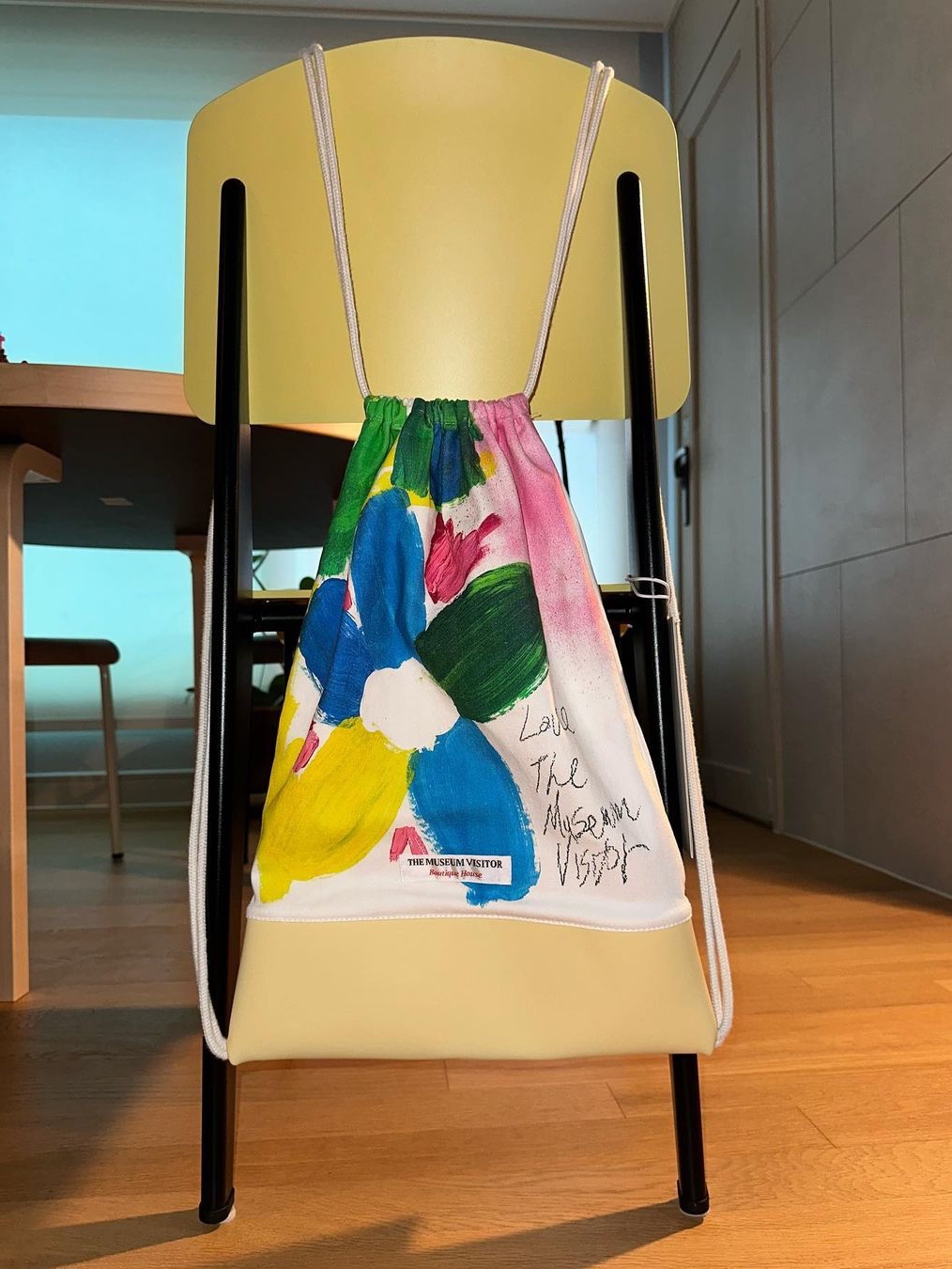 The Museum Visitor Painting Art Printed Dust Bag 02 Yellow, The Museum Visitor Painting Art Printed Dust Bag 03 Blue 착용 스타일 - 2