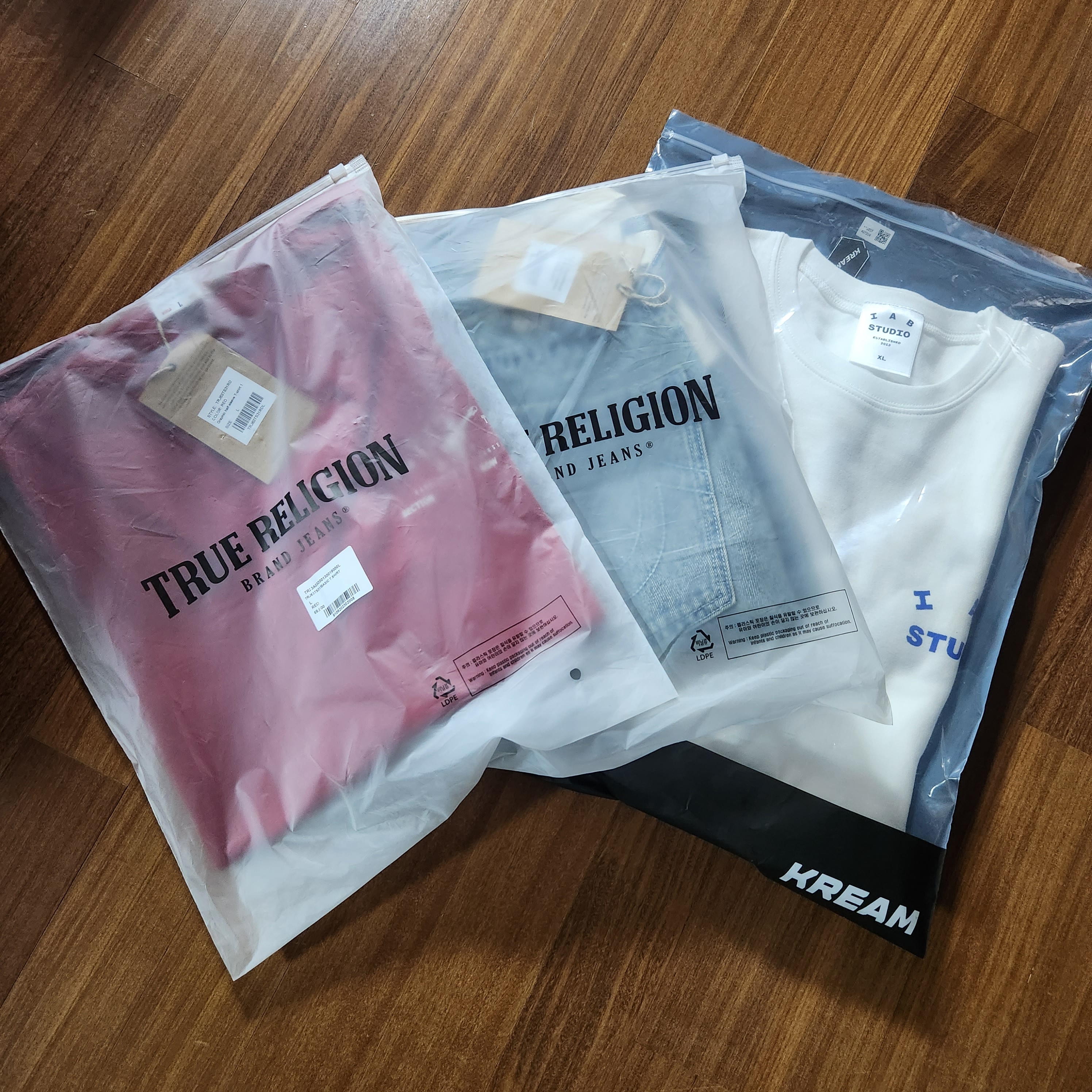 IAB Studio 10th Anniversary T-Shirts Pack White & Black (2 Pack), True Religion Bullet Pocket Denim Pants Light Indigo 착용 스타일