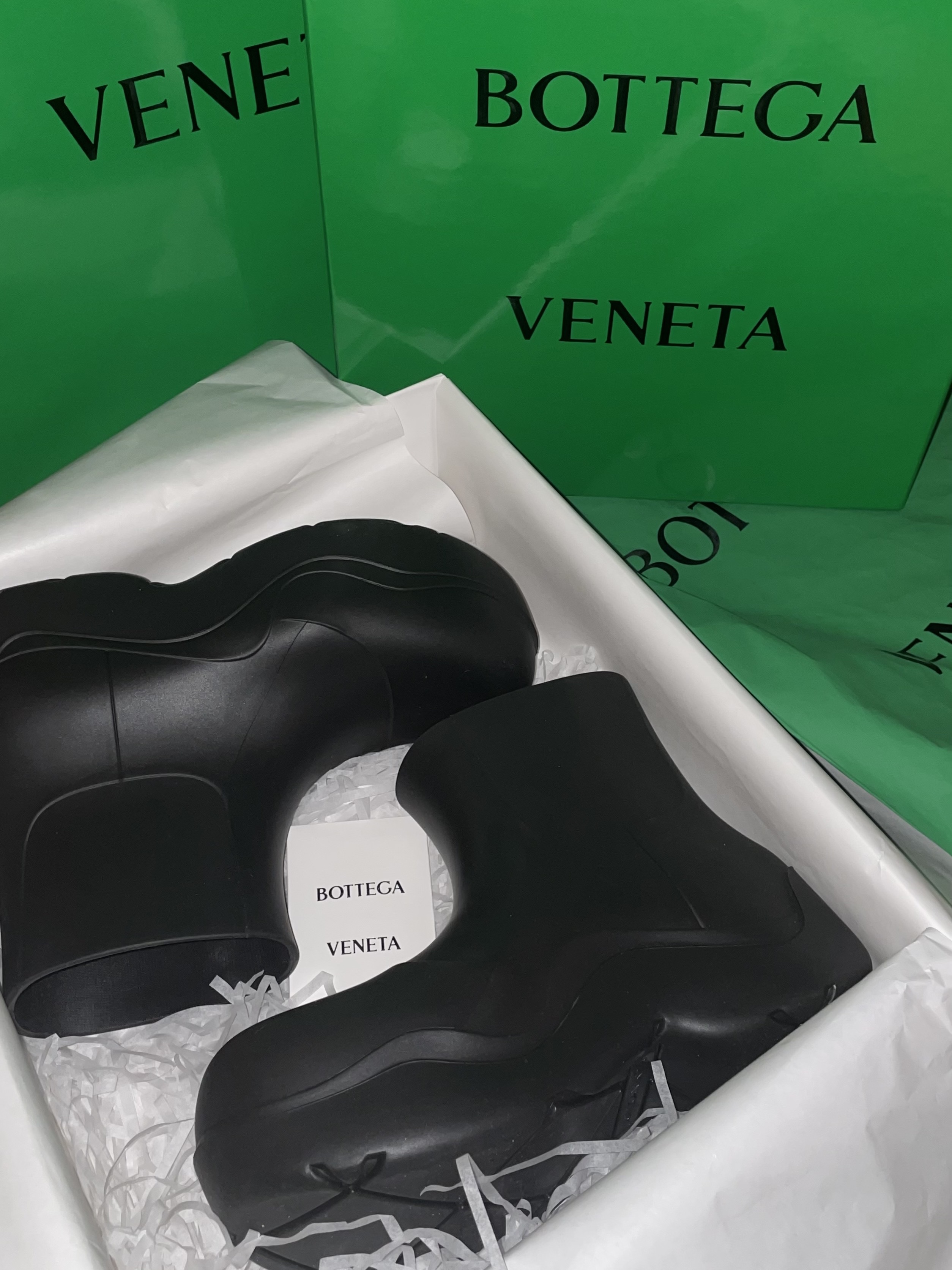 (W) Bottega Veneta Puddle Ankle Boots Black 착용 스타일