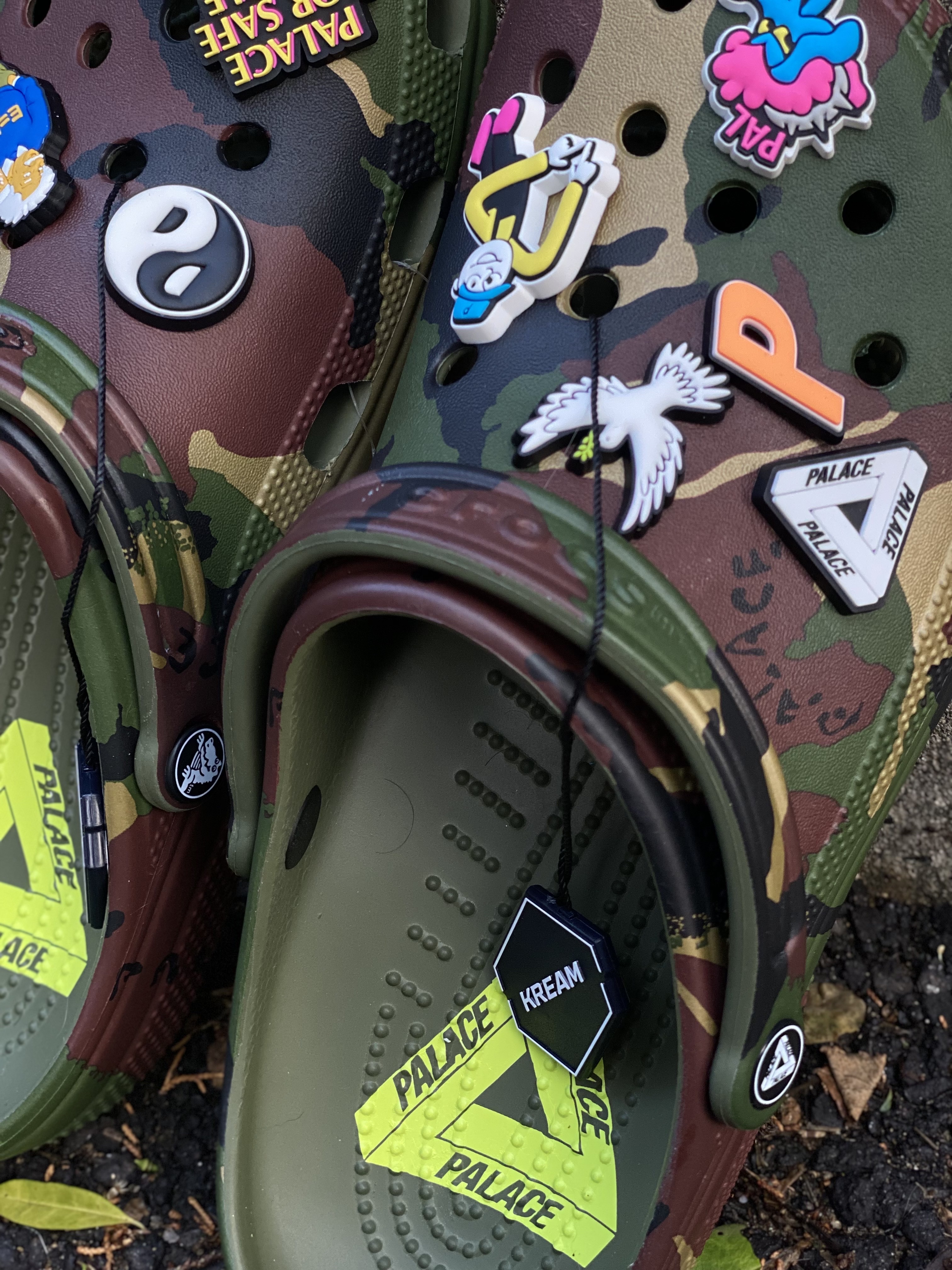 Crocs x Palace Classic Clog Woodland Camo 착용 스타일 - 2
