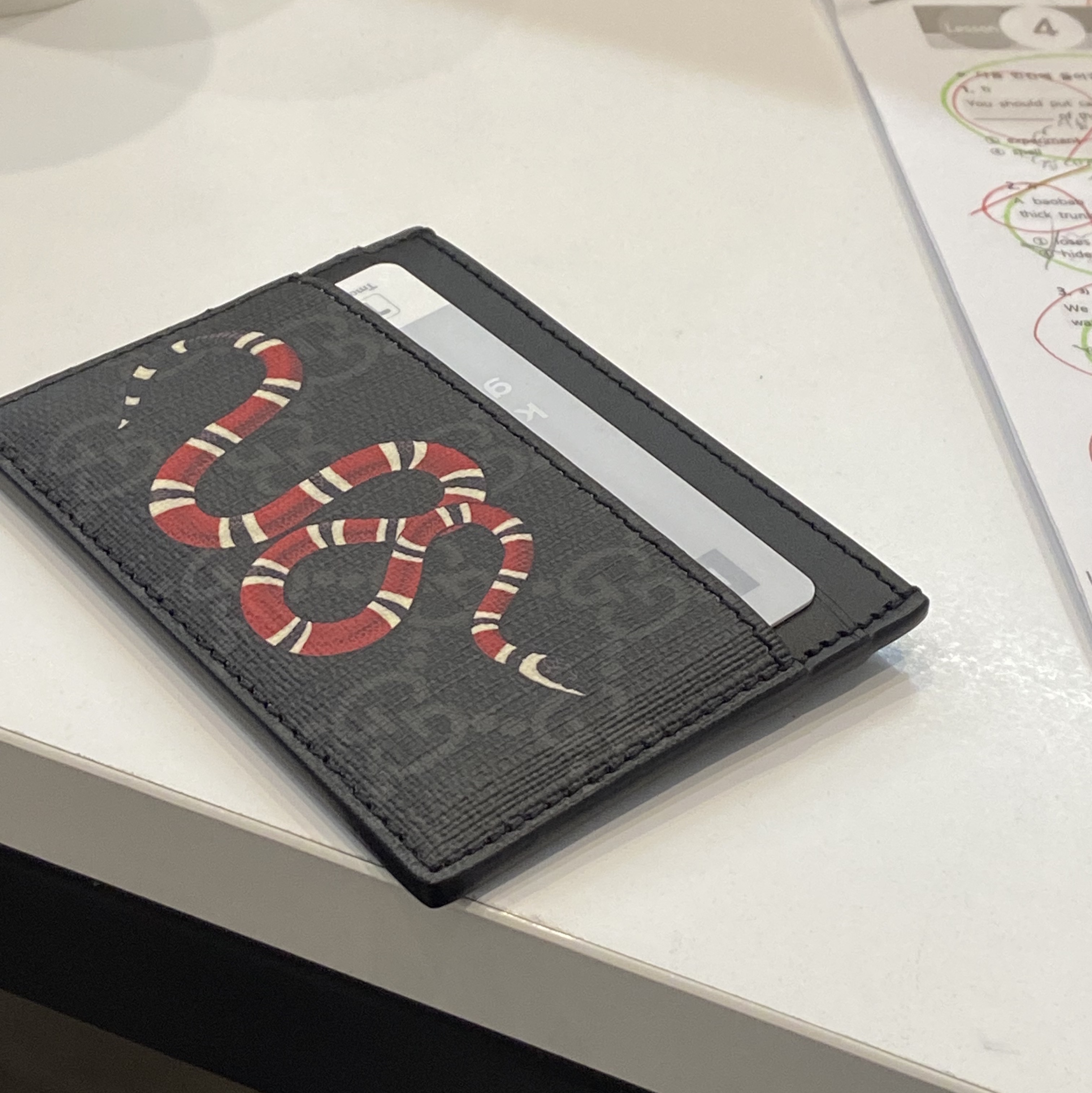 Gucci Bestiary Kingsnake Print Card Case Black 착용 스타일