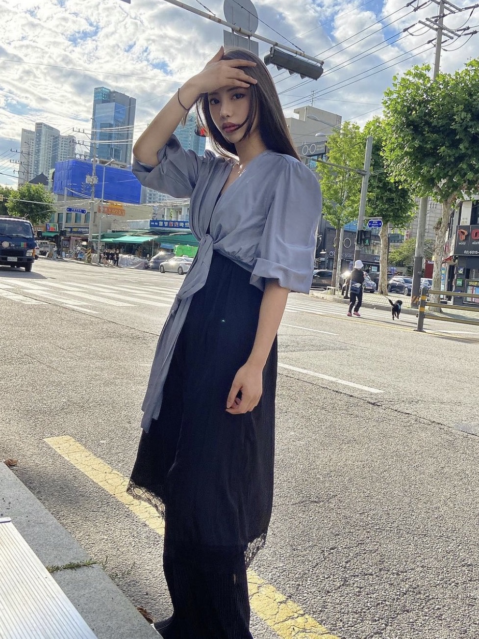(W) Crocs Classic Platform Clog White 착용 스타일 - 1