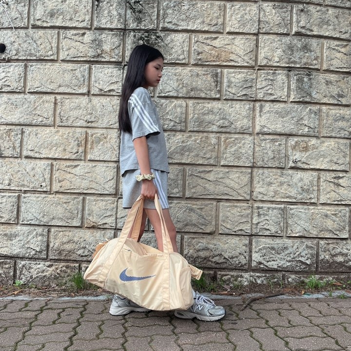 Nike Gym Club Duffle Bag 24L Pale Vanilla 착용 스타일 - 1