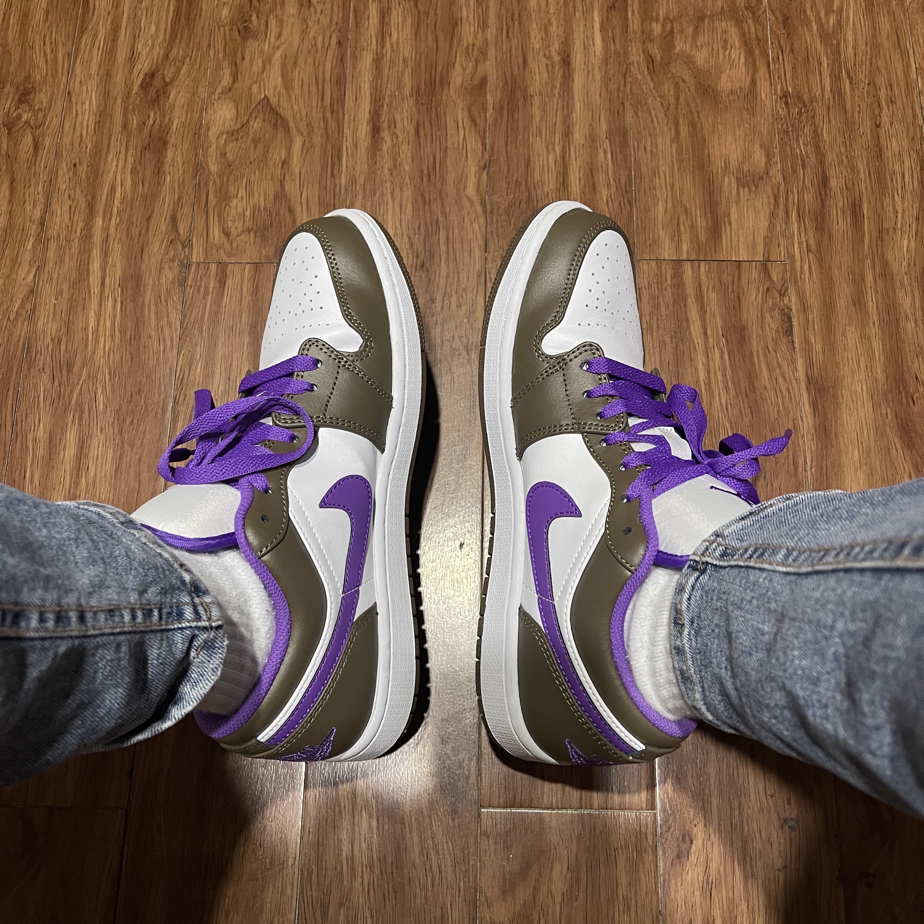 Jordan 1 Low Palomino Wild Berry 착용 스타일