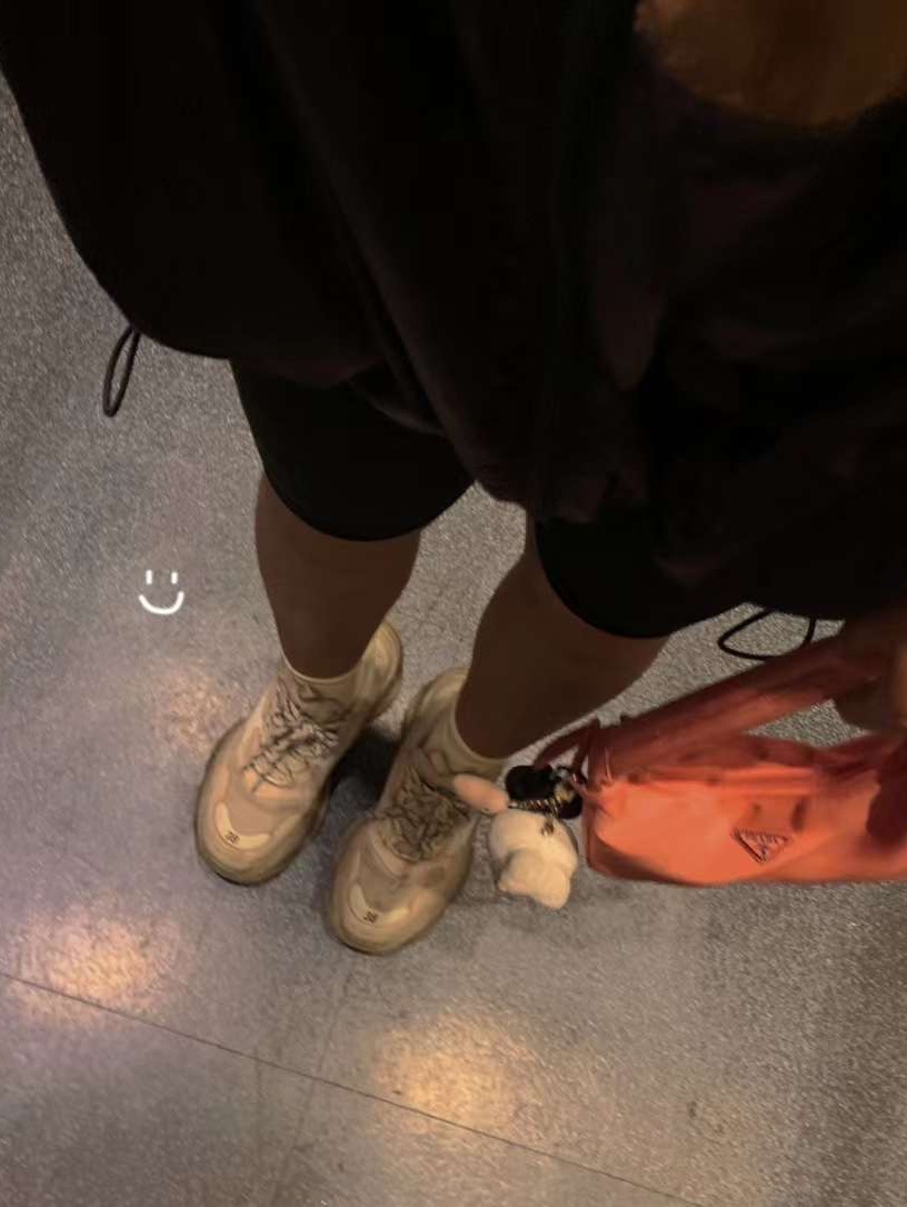 (W) Balenciaga Triple S Clear Sole Sneakers Beige 착용 스타일 - 2