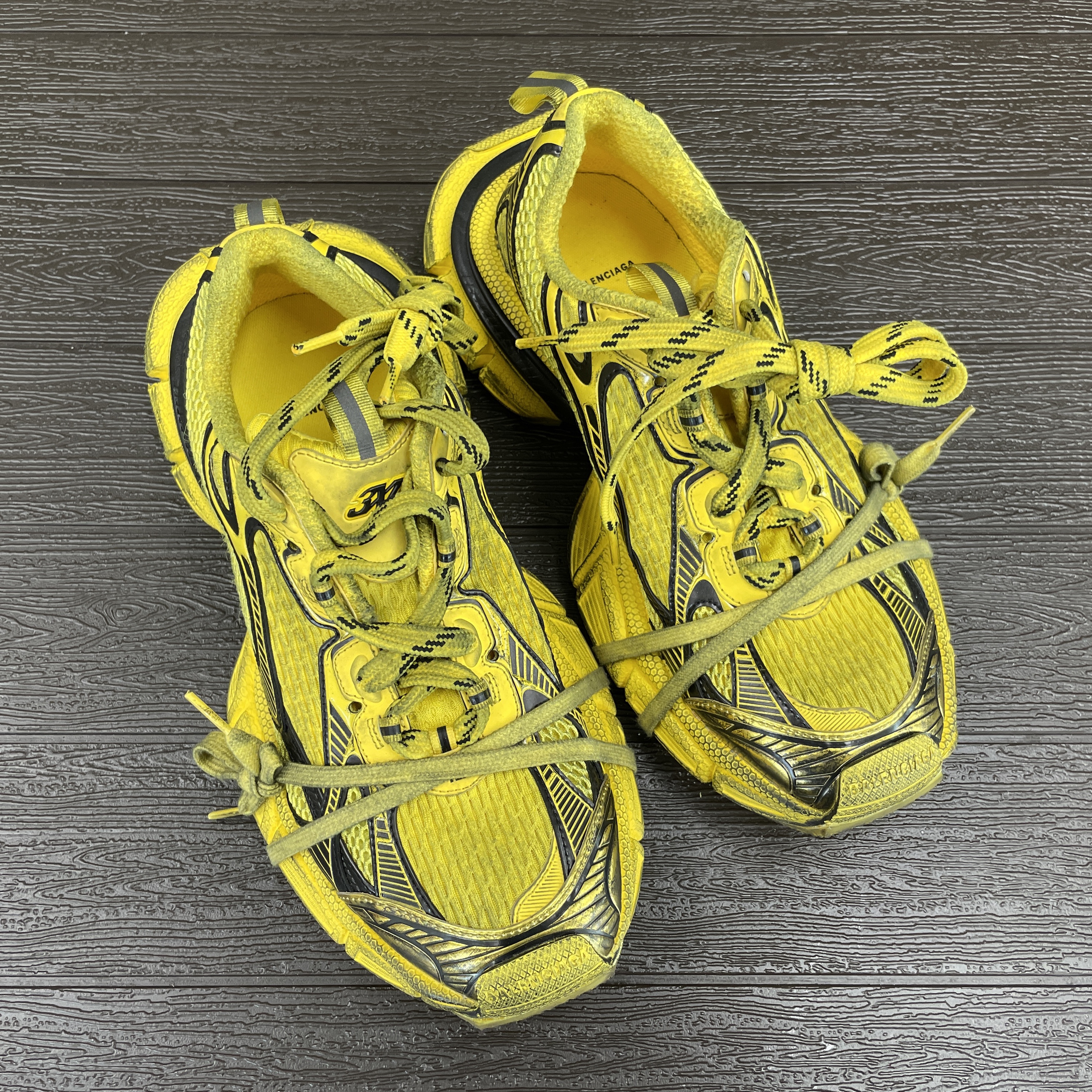 Balenciaga 3XL Sneakers Yellow Black 착용 스타일 - 1