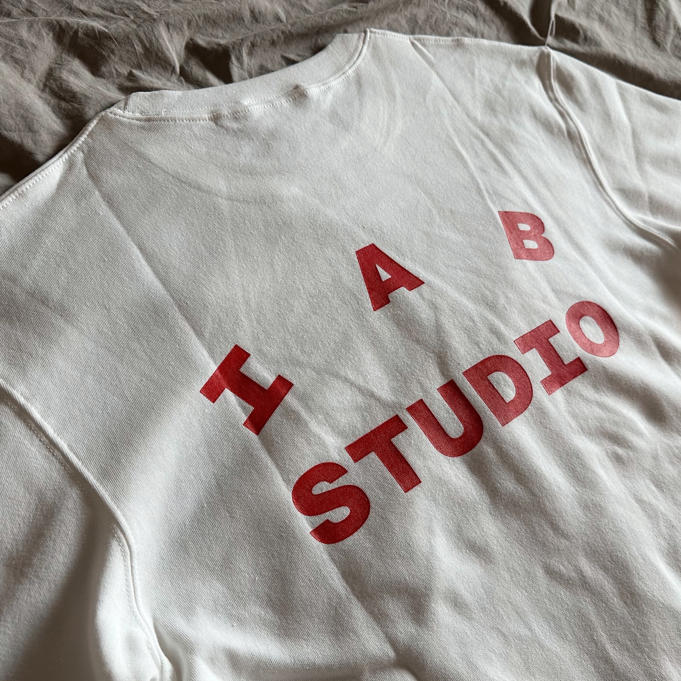 IAB Studio x Netflix SS T-Shirt White 착용 스타일 - 1