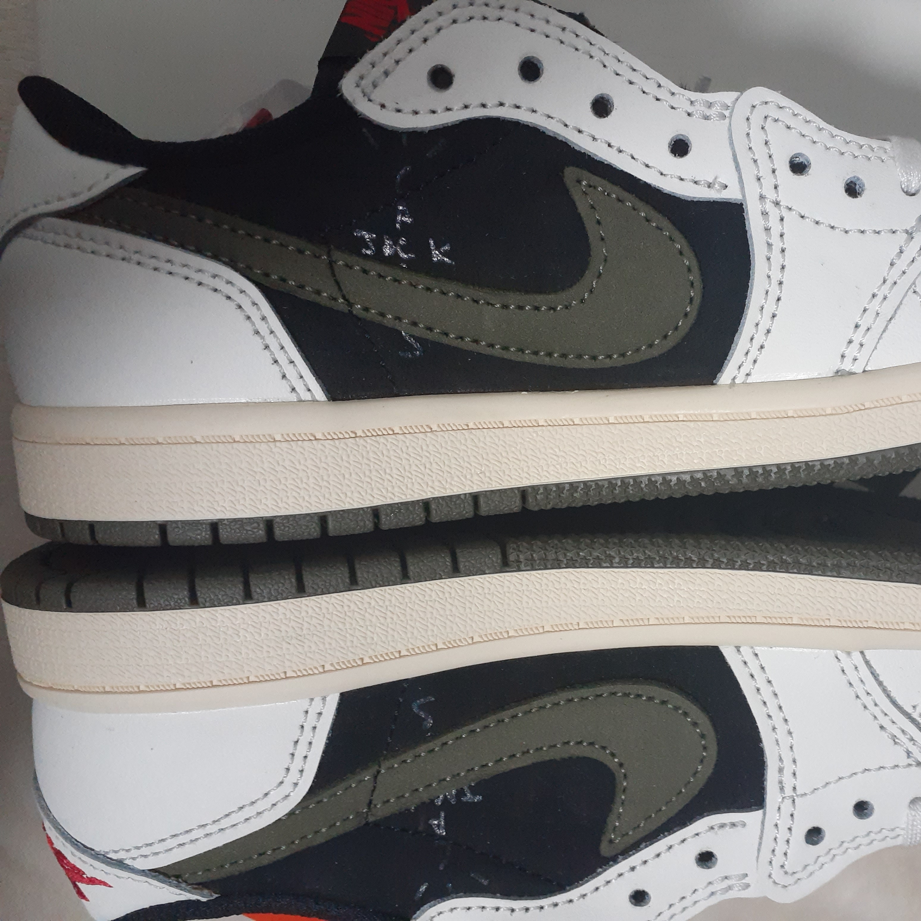 (PS) Jordan 1 x Travis Scott Retro Low OG SP Medium Olive 착용 스타일 - 1