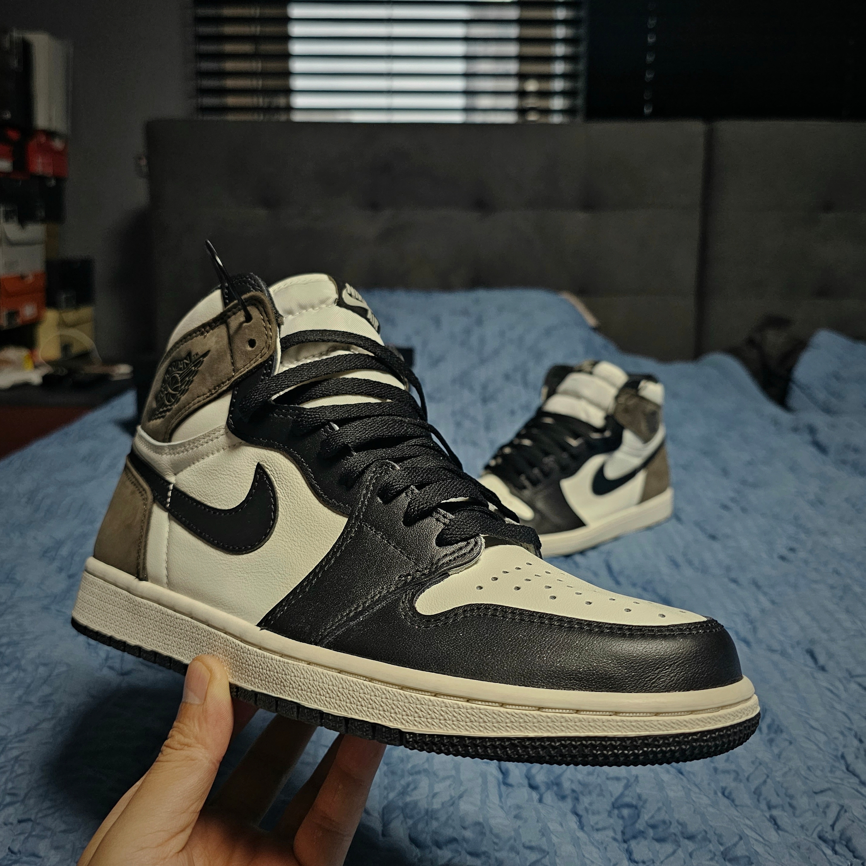Jordan 1 Retro High OG Black Mocha 착용 스타일 - 1