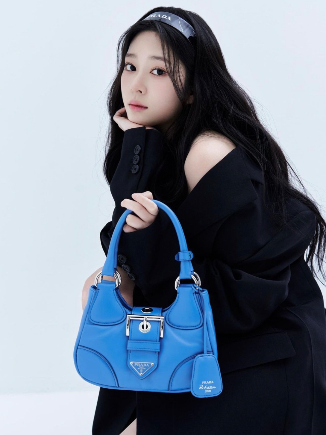 Prada Moon Padded Nappa Leather Bag Light Blue 착용 스타일 - 1