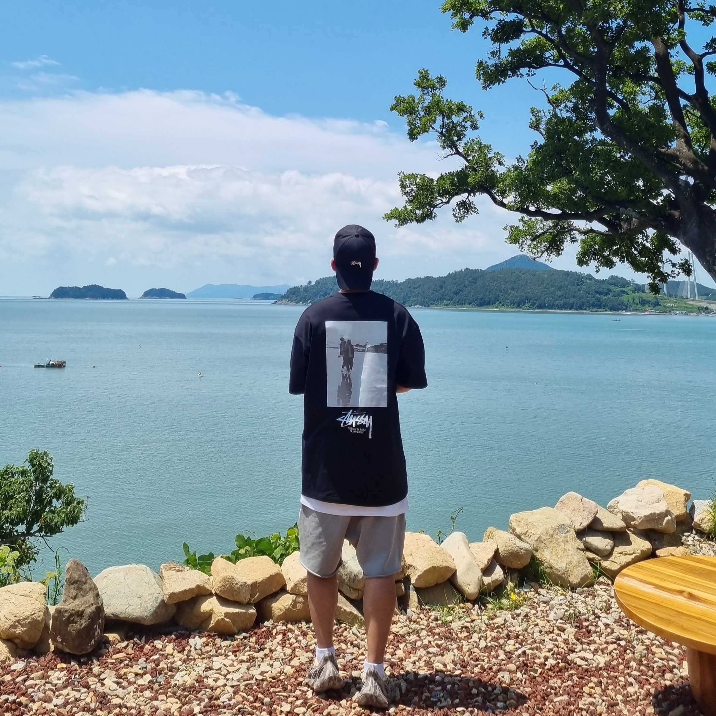 Adidas Yeezy Foam RNNR MX Cream Clay, Stussy Low Tide T-Shirt Black 착용 스타일