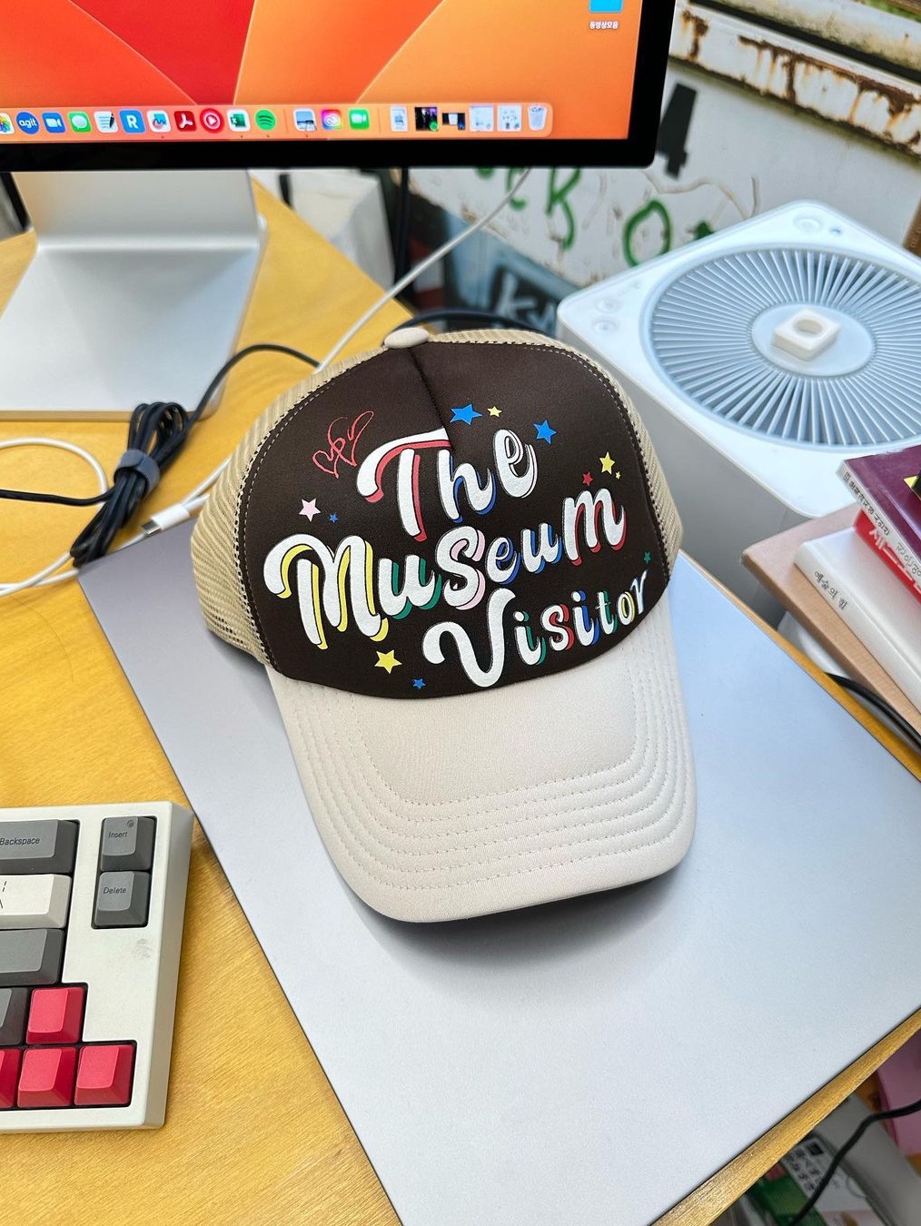 The Museum Visitor Party Logo Mesh Cap Brown, The Museum Visitor Party Logo Mesh Cap Black 착용 스타일