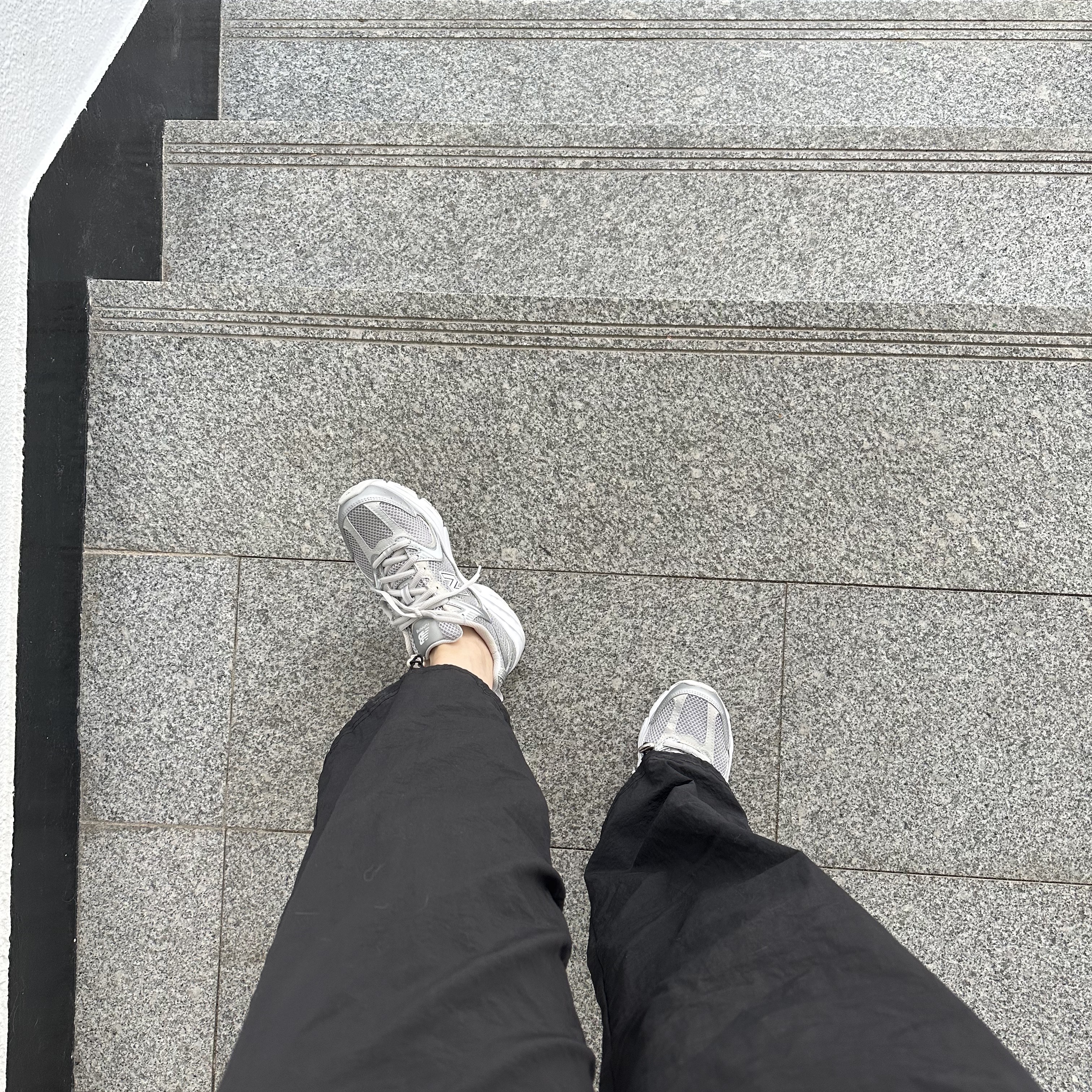 New Balance 530 Silver Grey 착용 스타일