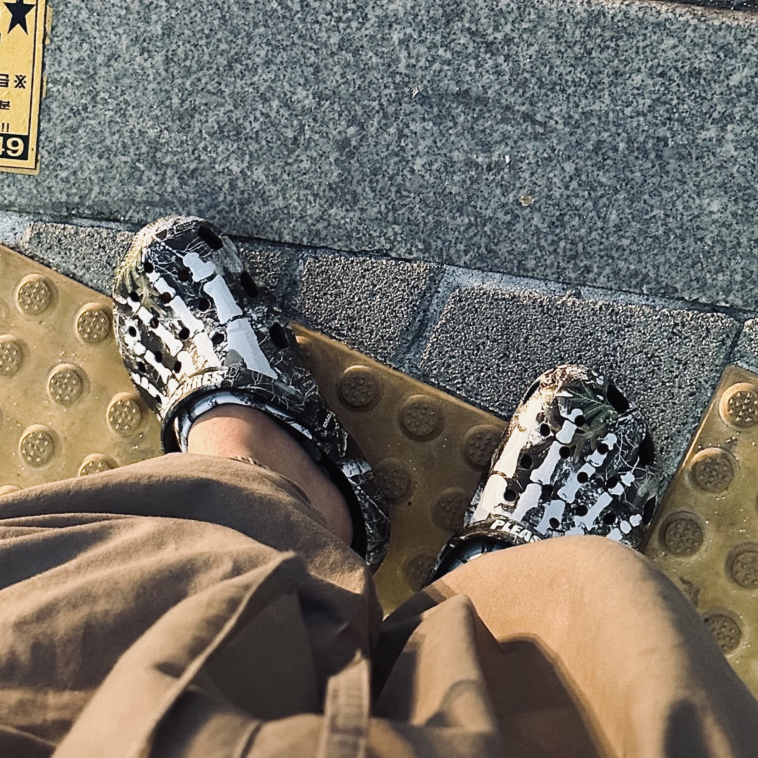 Crocs x Pleasures Clog Camo 착용 스타일