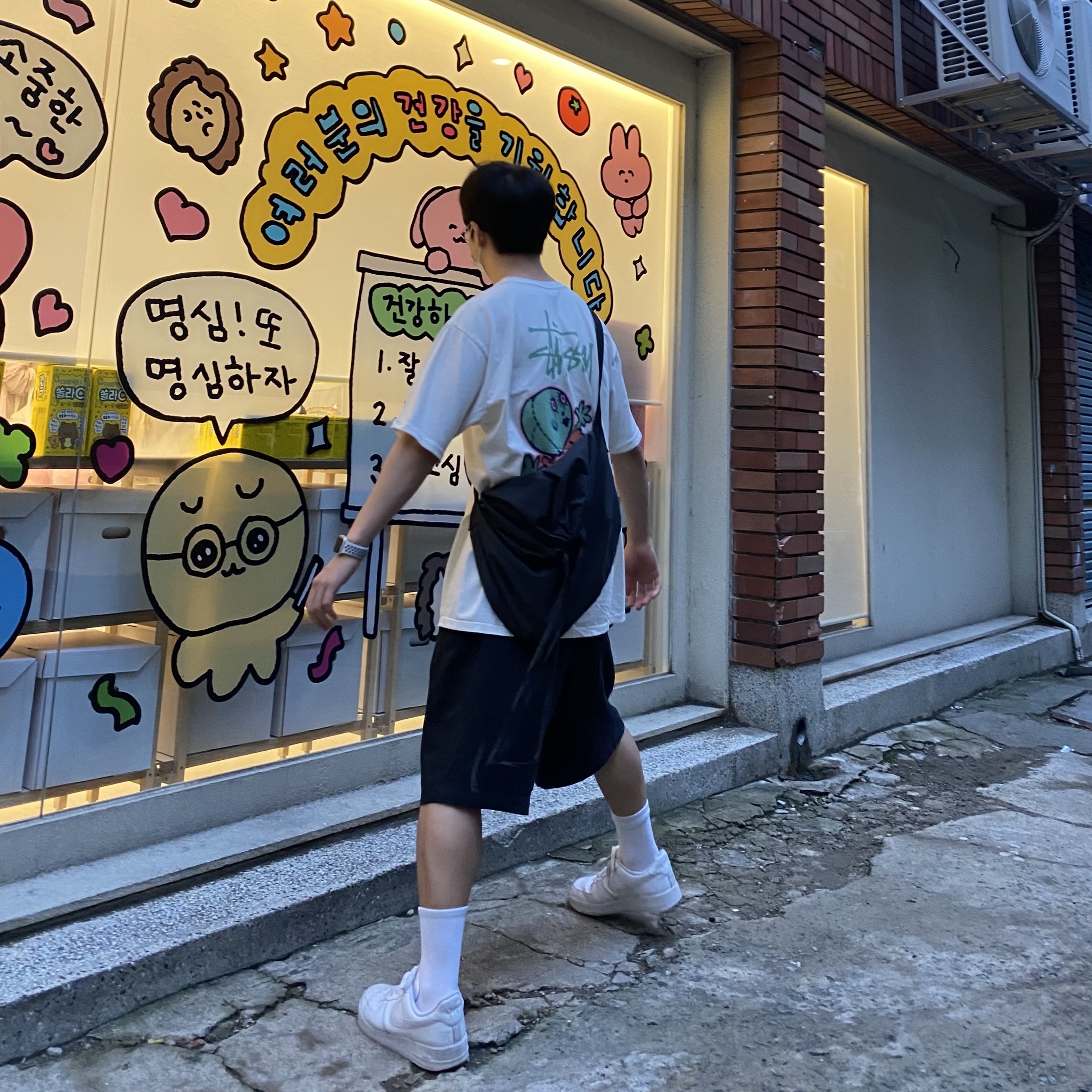Stussy Dollie Pigment Dyed T-Shirt Natural, Nike Air Force 1 '07 Low White 착용 스타일