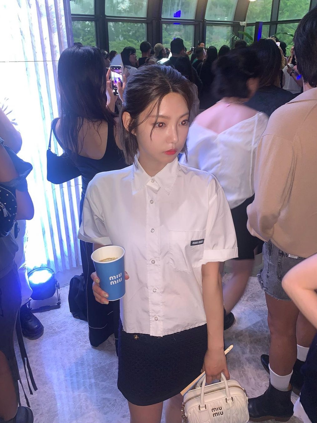 Miu Miu Matelasse Nappa Leather Top Handle Bag White 착용 스타일