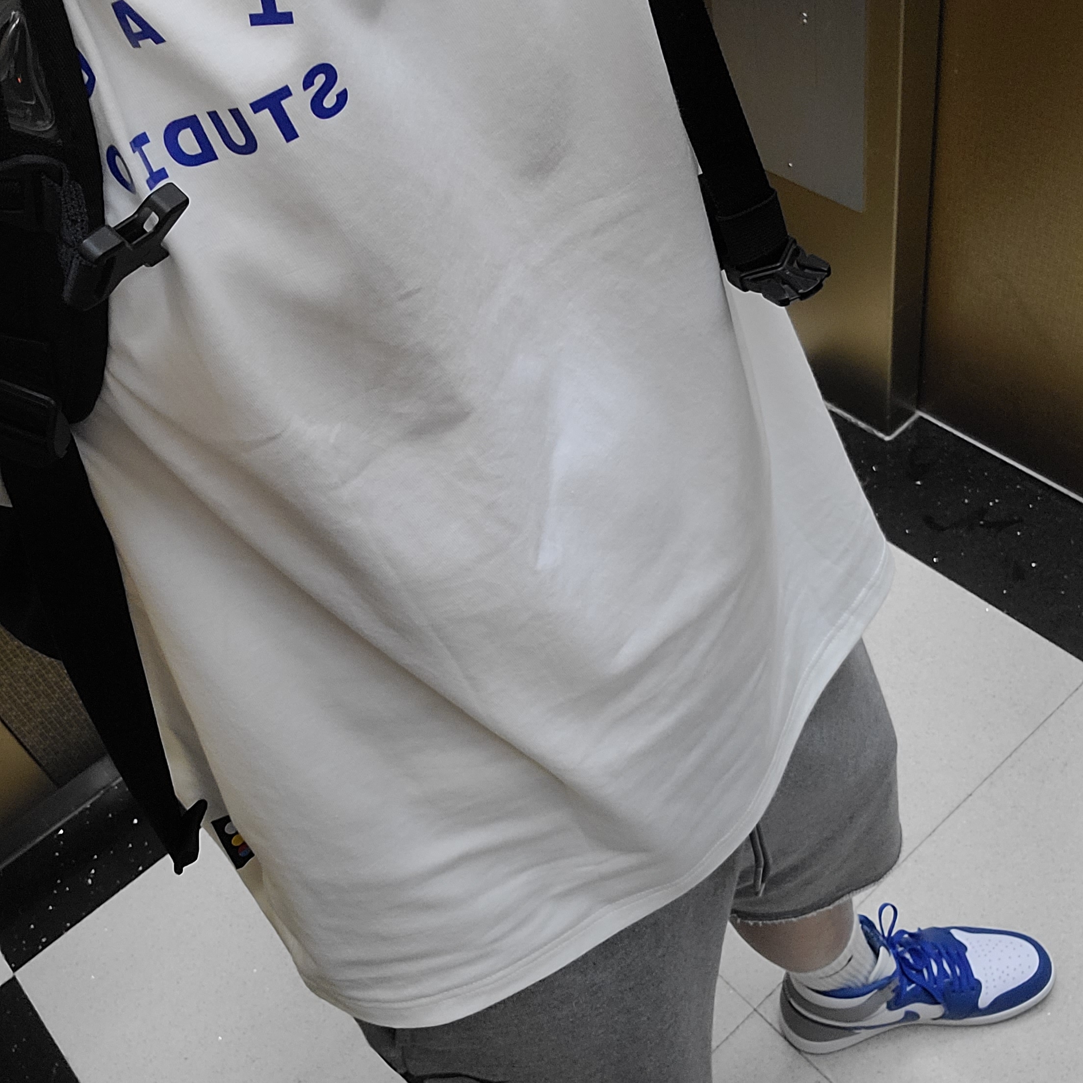 Jordan 1 Retro High OG True Blue, IAB Studio 10th Anniversary T-Shirt White 착용 스타일 - 2