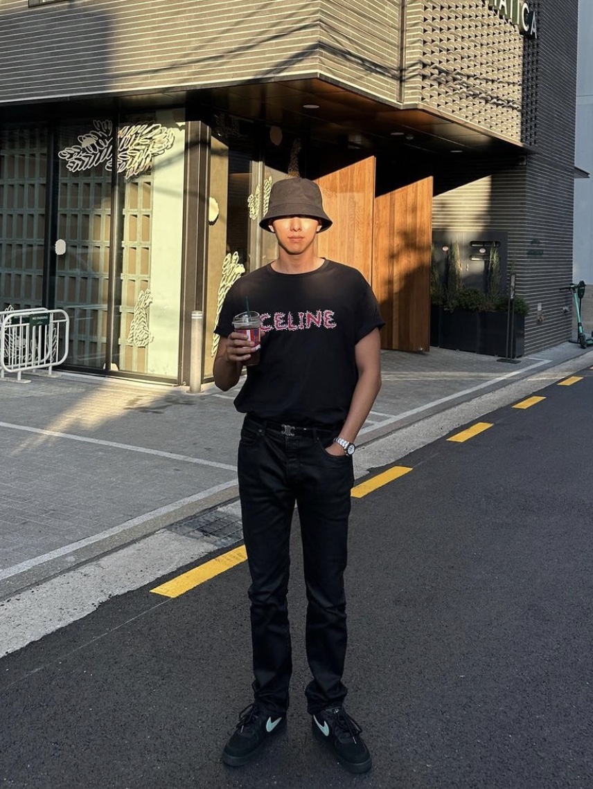 Celine Rhinestones Loose T-Shirt in Cotton Jersey Black Red, Nike x Tiffany & Co. Air Force 1 Low SP 1837 착용 스타일 - 1