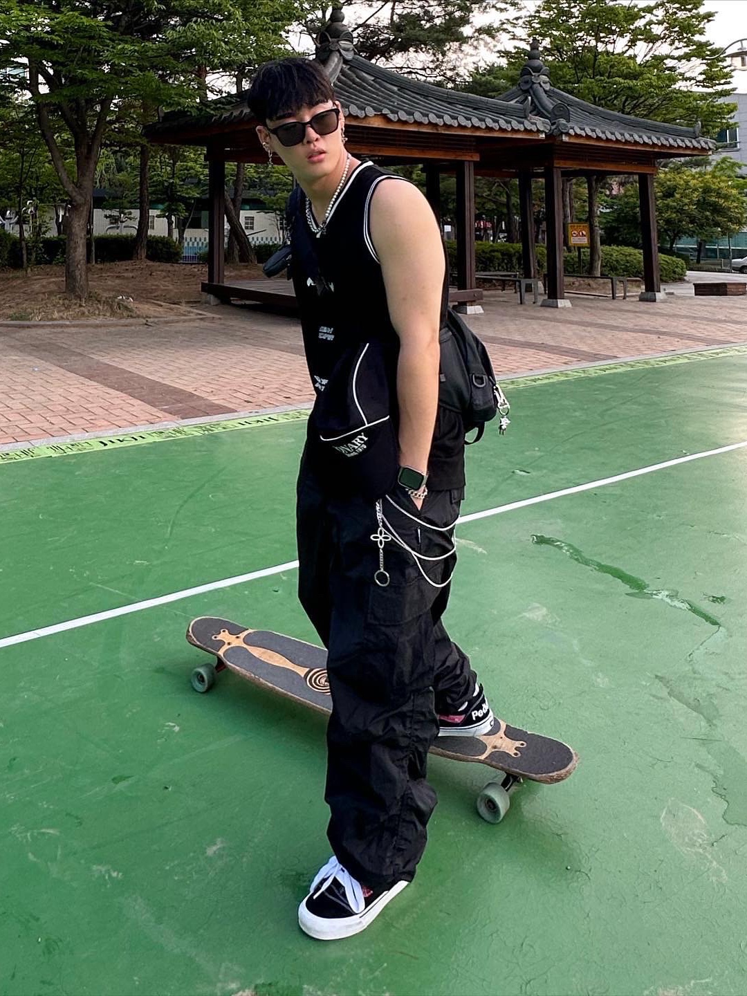 Vans x Peaches. Knu-Skool Black Pink 착용 스타일 - 2