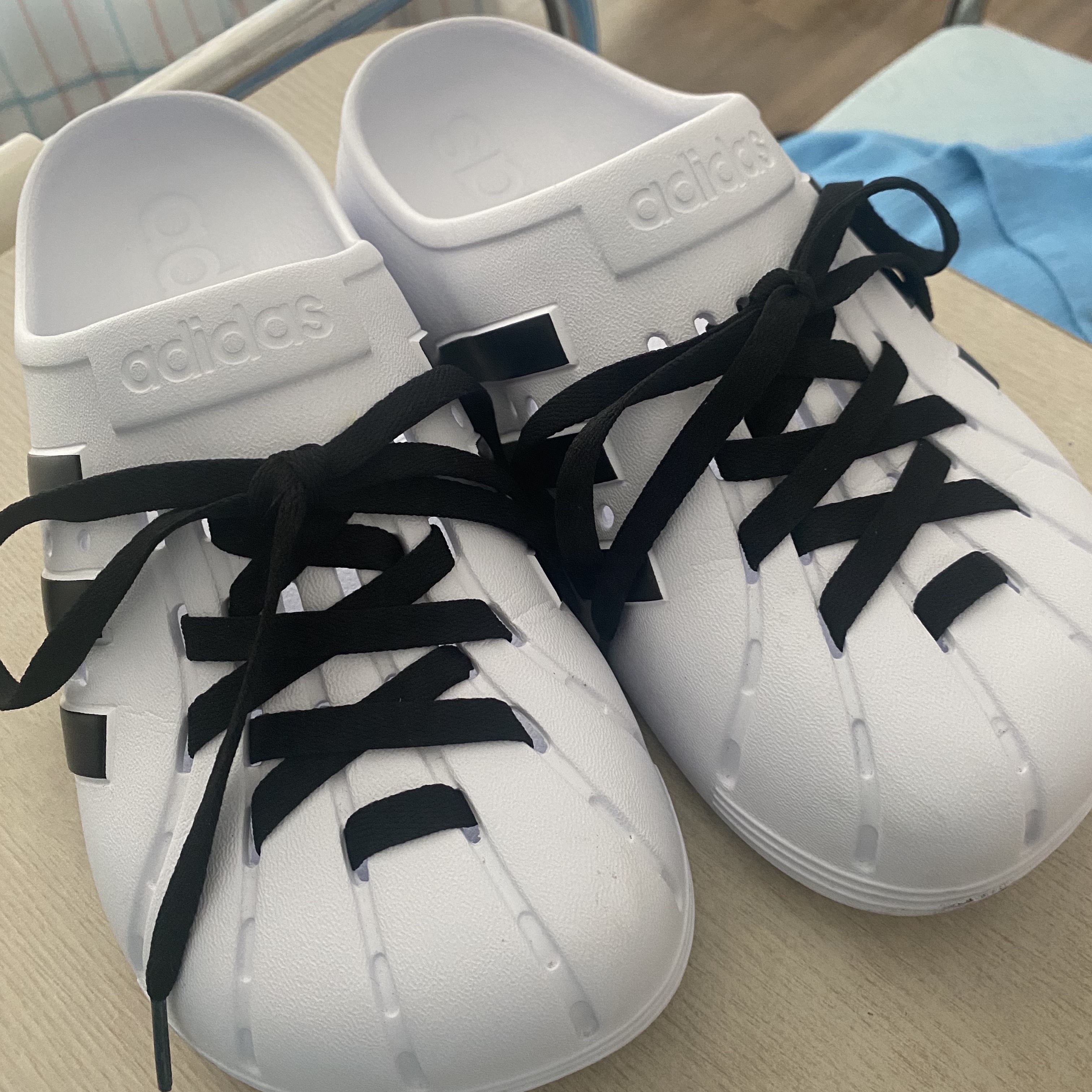 Adidas Adilette Clog White Black 착용 스타일