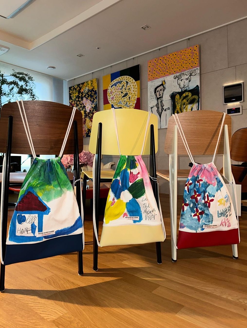 The Museum Visitor Painting Art Printed Dust Bag 02 Yellow, The Museum Visitor Painting Art Printed Dust Bag 03 Blue 착용 스타일 - 3