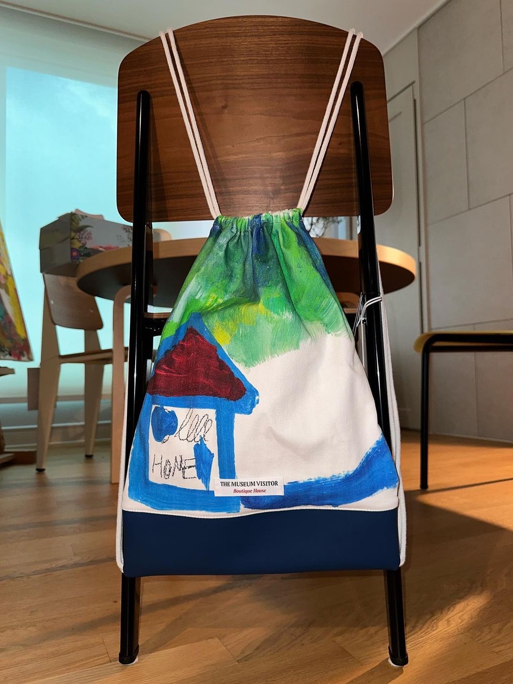 The Museum Visitor Painting Art Printed Dust Bag 03 Blue, The Museum Visitor Painting Art Printed Dust Bag 02 Yellow 착용 스타일 - 1